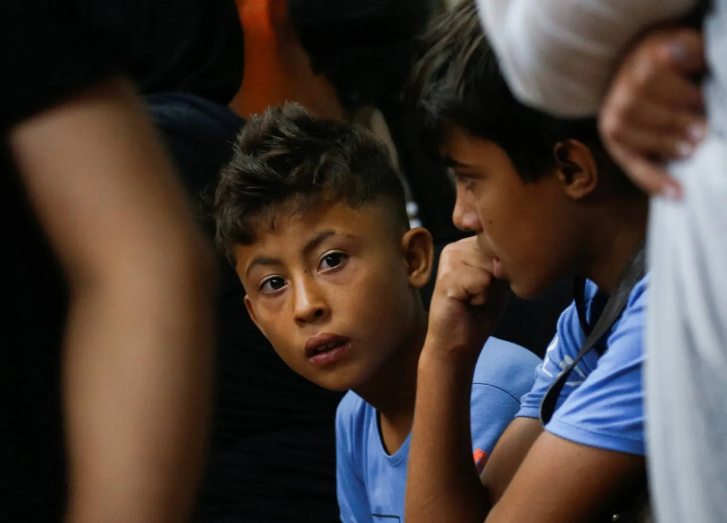 أطفال نازحون فروا مع عائلاتهم من قرى جنوب لبنان داخل في مأوى مؤقت بالدكوانة (رويترز)