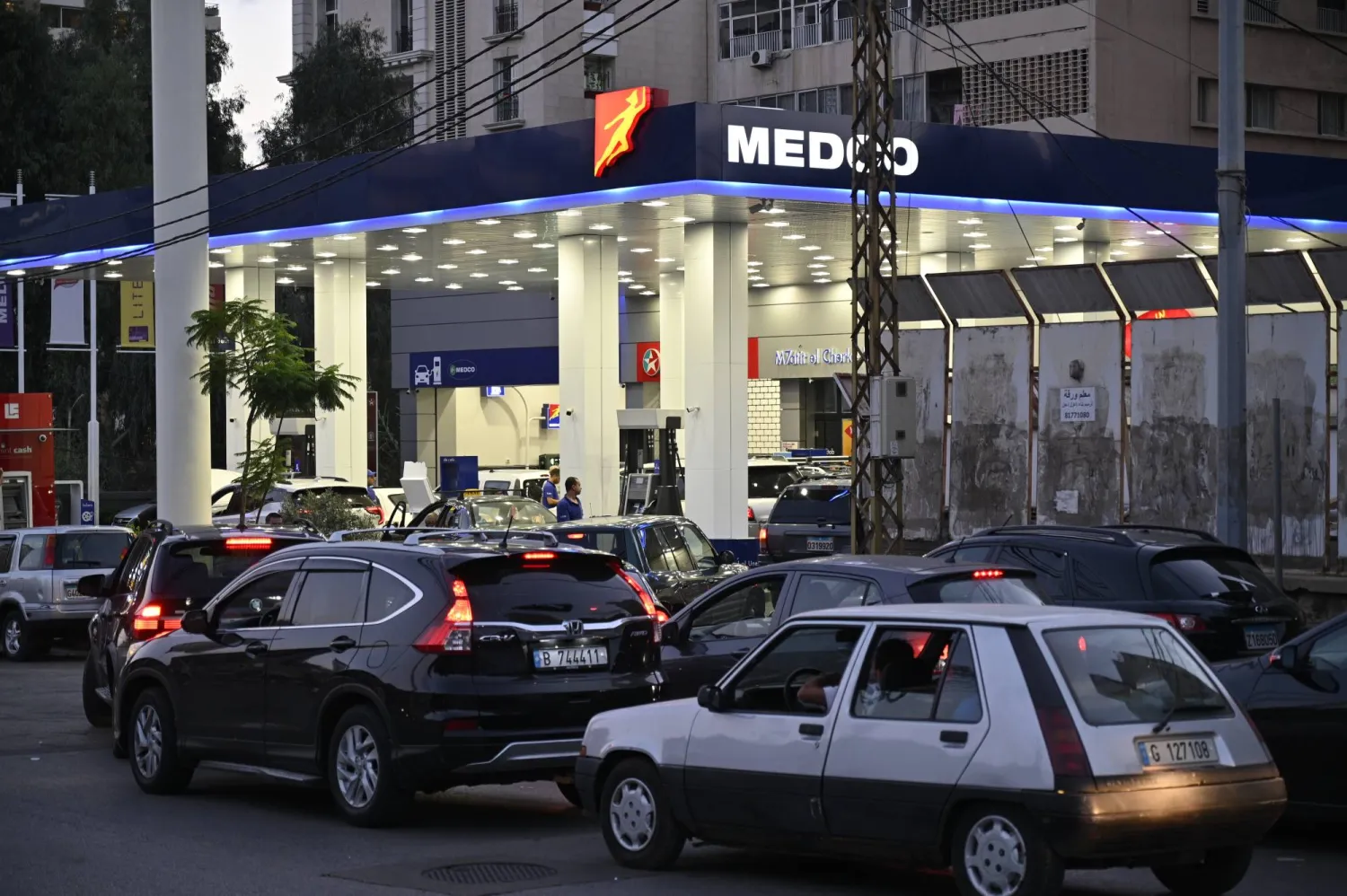 سيارات تصطف للحصول على الوقود في محطة وقود ببيروت أول من أمس (إ.ب.أ)