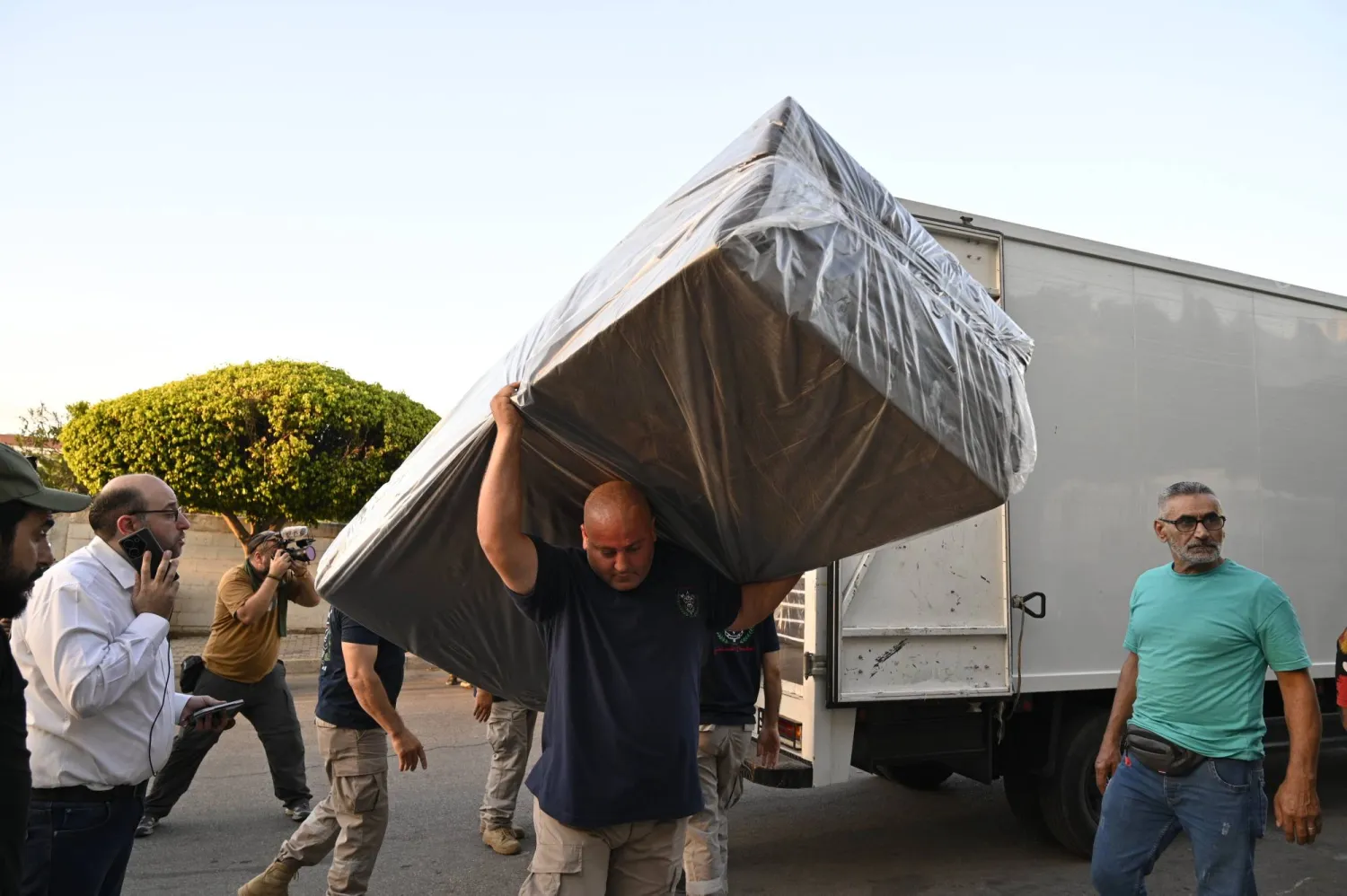 متطوعون يعدّون مأوى مؤقتاً للأشخاص الذين فروا من قرى جنوب لبنان في مؤسسة تعليمية ببيروت (إ.ب.أ)