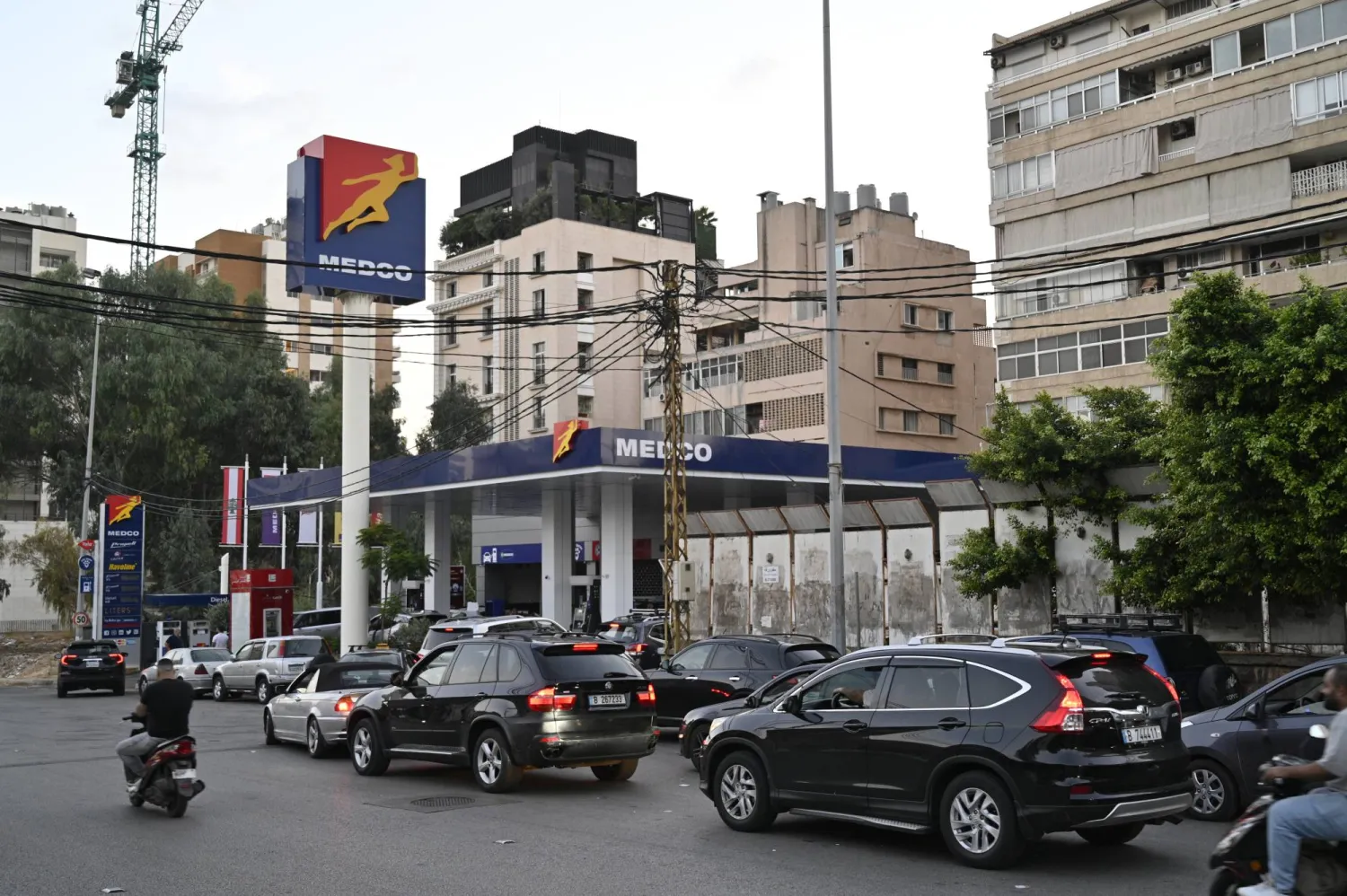 سيارات تصطف للحصول على الوقود في محطة وقود في بيروت (إ.ب.أ) 