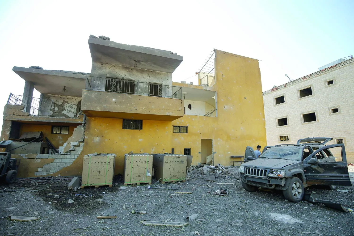 آثار الدمار من جراء غارة إسرائيلية استهدفت بلدة النبي شيت في البقاع بشرق لبنان (د.ب.أ)