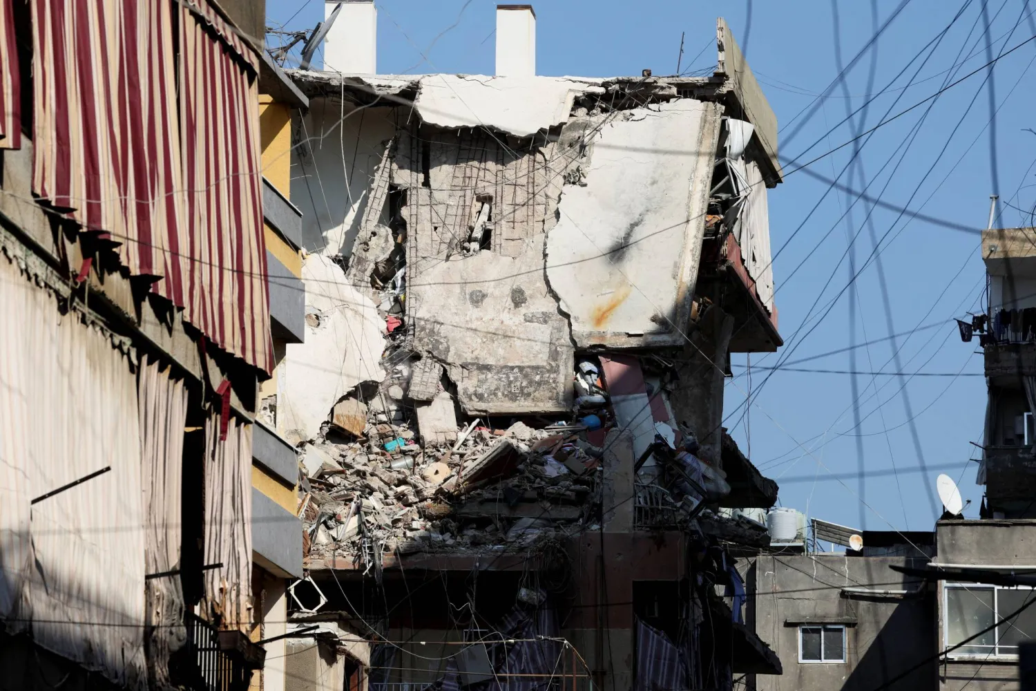 لقطة تظهر حجم الدمار في موقع الغارة الإسرائيلية في الضاحية الجنوبية لبيروت (رويترز)