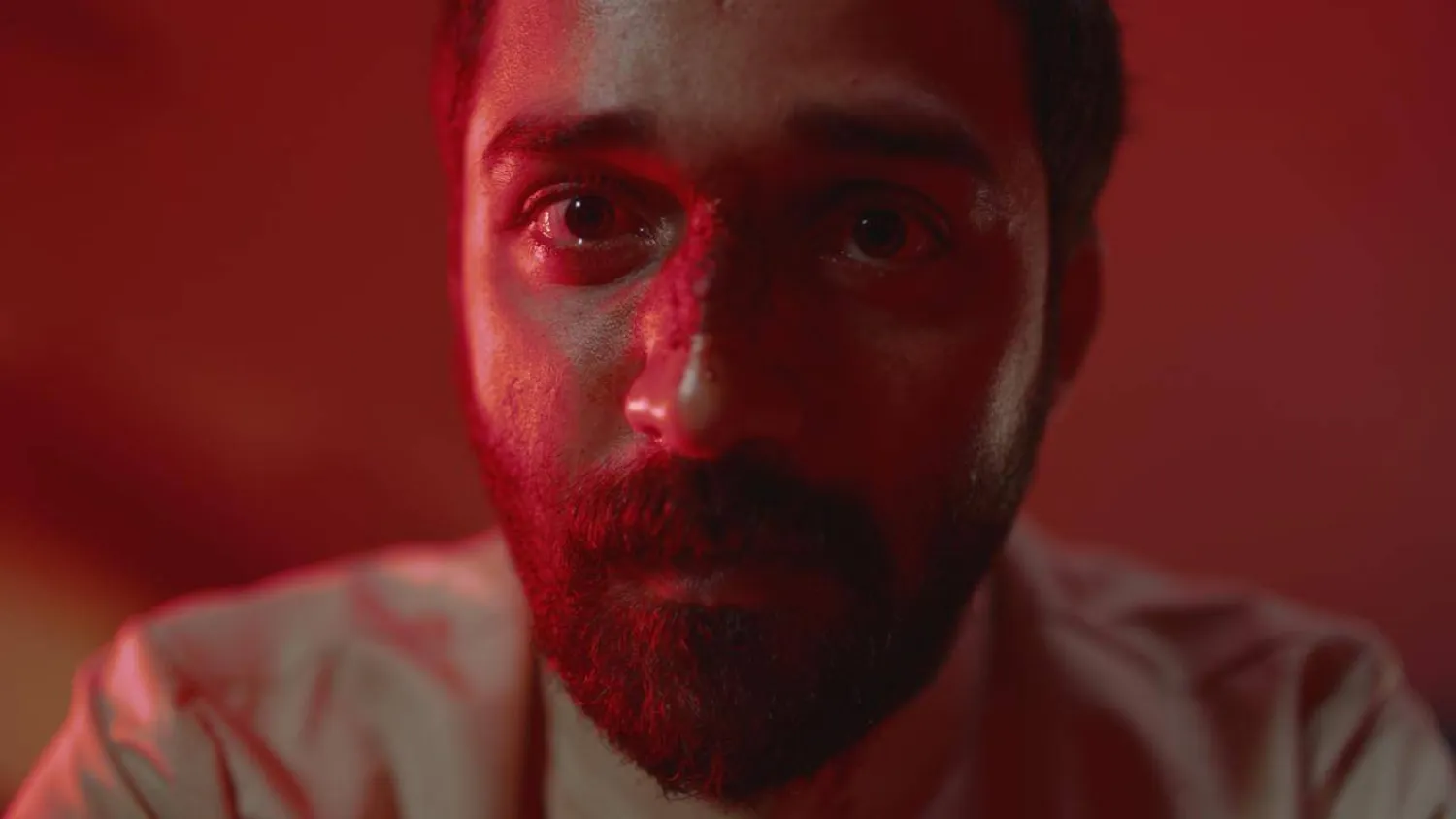 صورة لأحد مشاهد براء عالم في فيلم التشويق والرعب «مبتعث» (الشرق الأوسط)