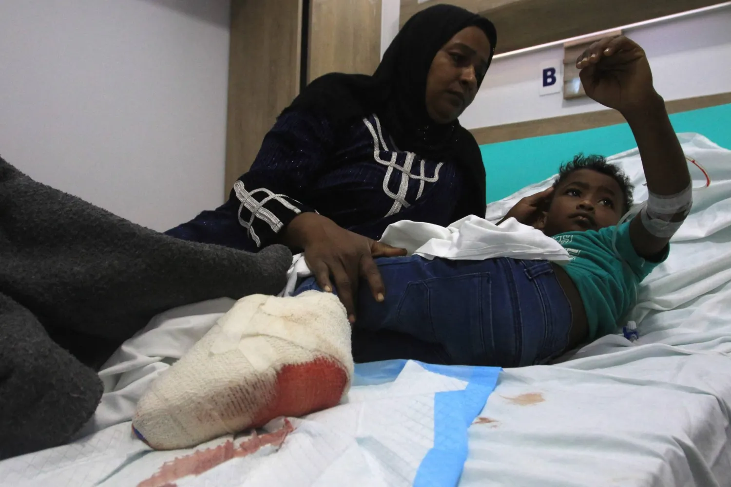 طفل مصاب في القصف الإسرائيلي على الجنوب يتلقى العلاج في المستشفى (أ.ف.ب)