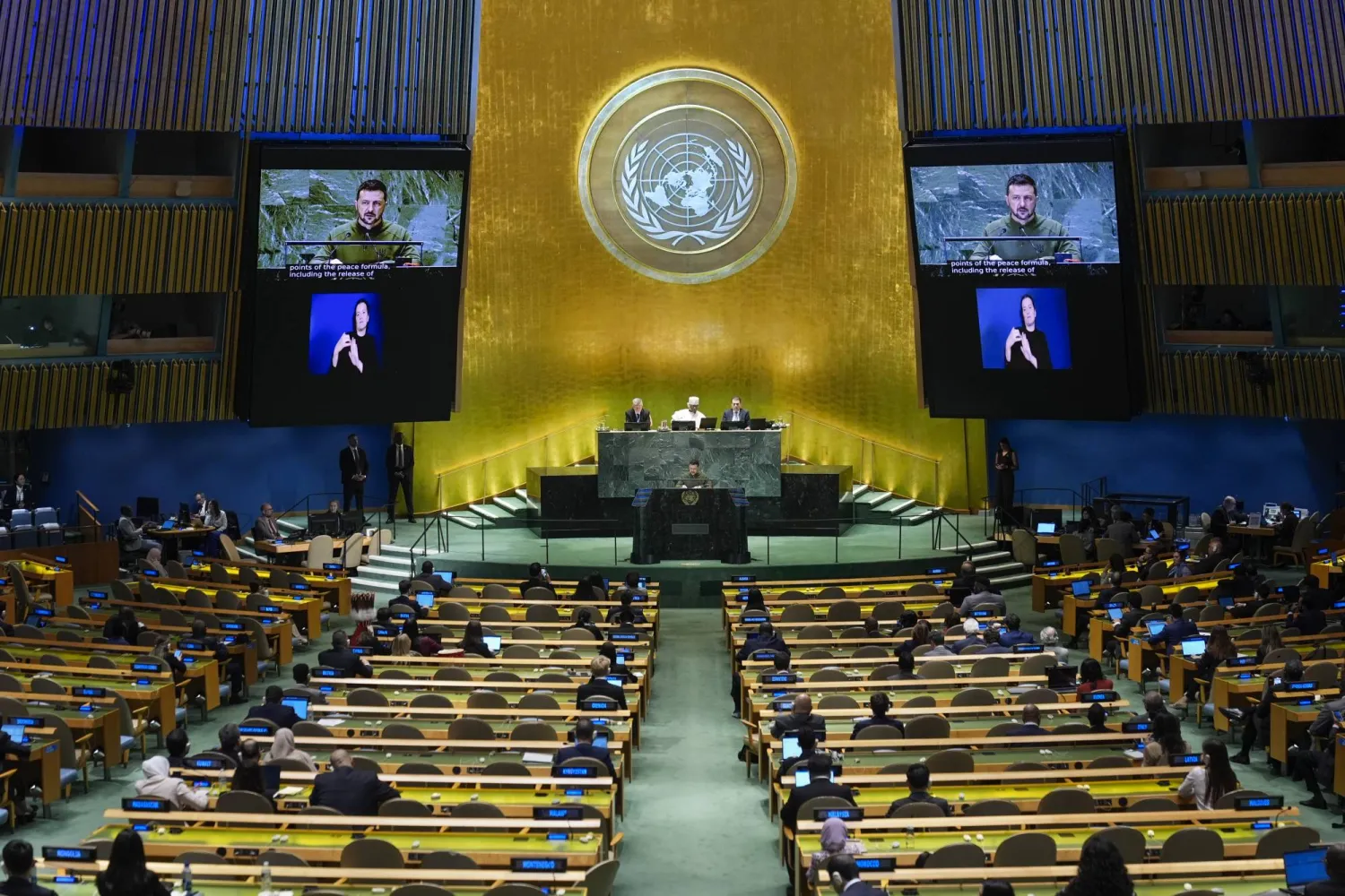 الرئيس الأوكراني فولوديمير زيلينسكي يخاطب «قمة المستقبل» في «الأمم المتحدة» (أ.ب)