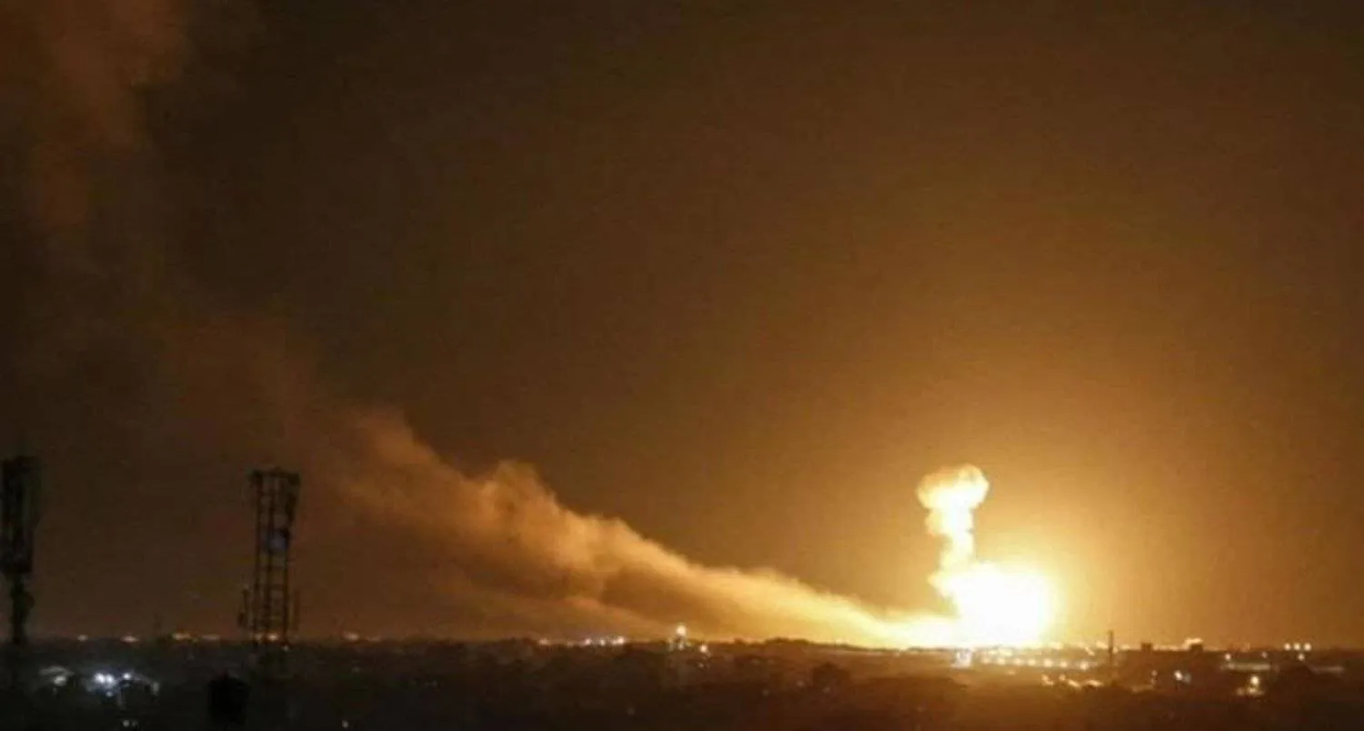 Tartus üzerindeki füzelere yanıt veren Suriye savunması (Arşiv)