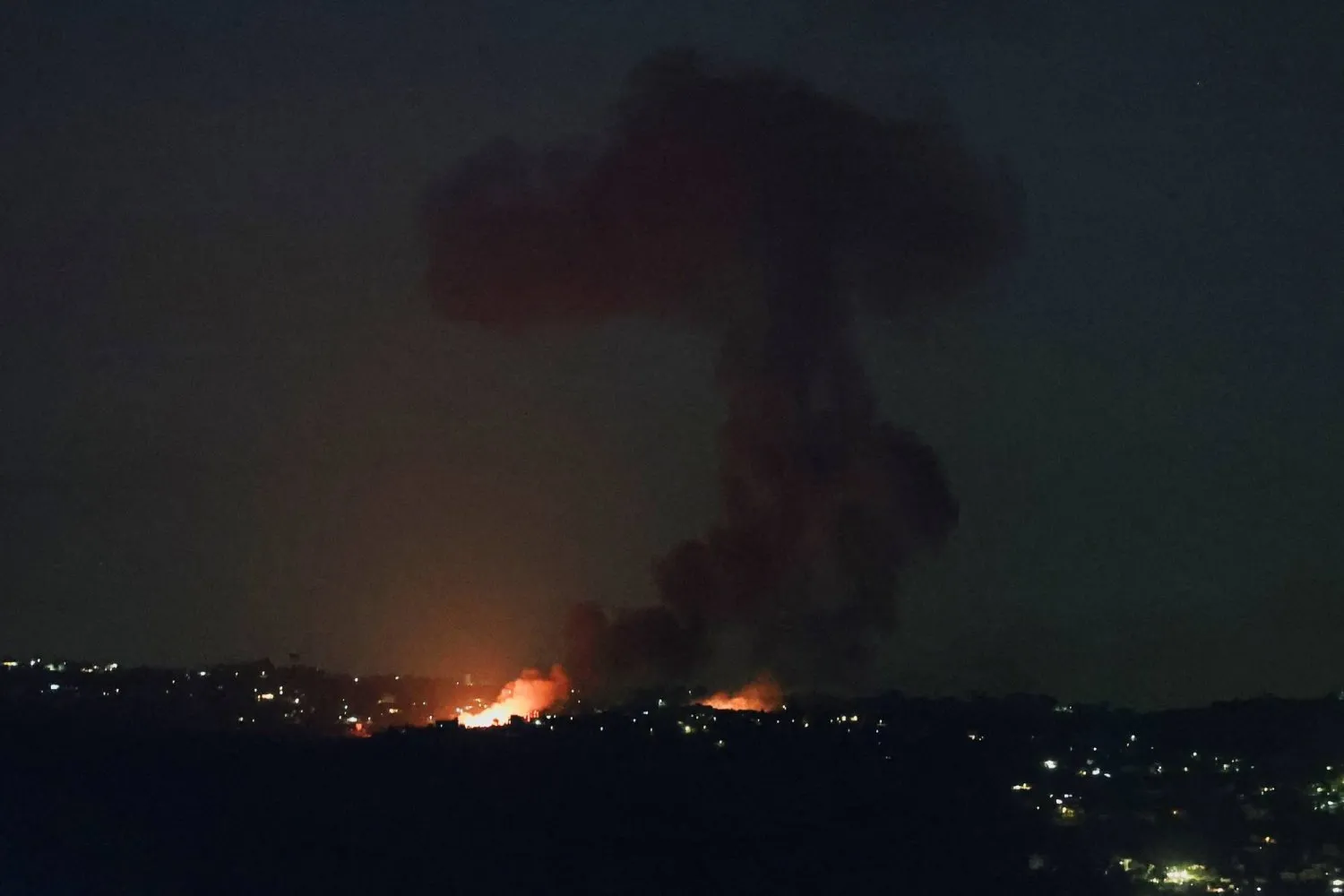 İsrail saldırısı sonrasında Lübnan'ın güneyinde yükselen dumanlar (Reuters)