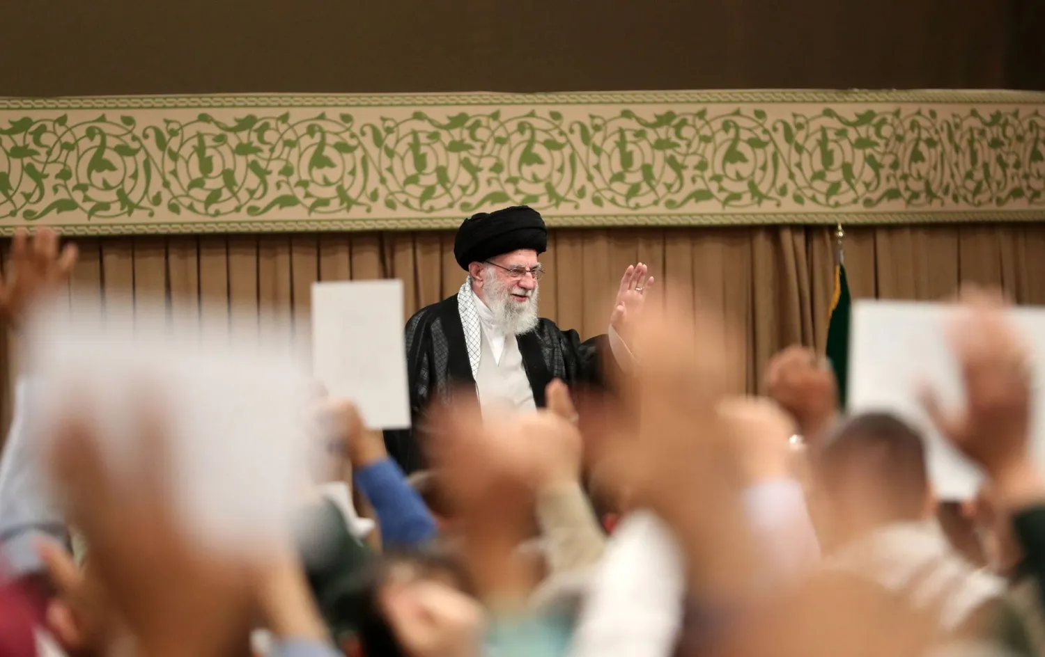 خامنئي خلال لقائه قدامى المحاربين أثناء الحرب العراقية - الإيرانية (إ.ب.أ)