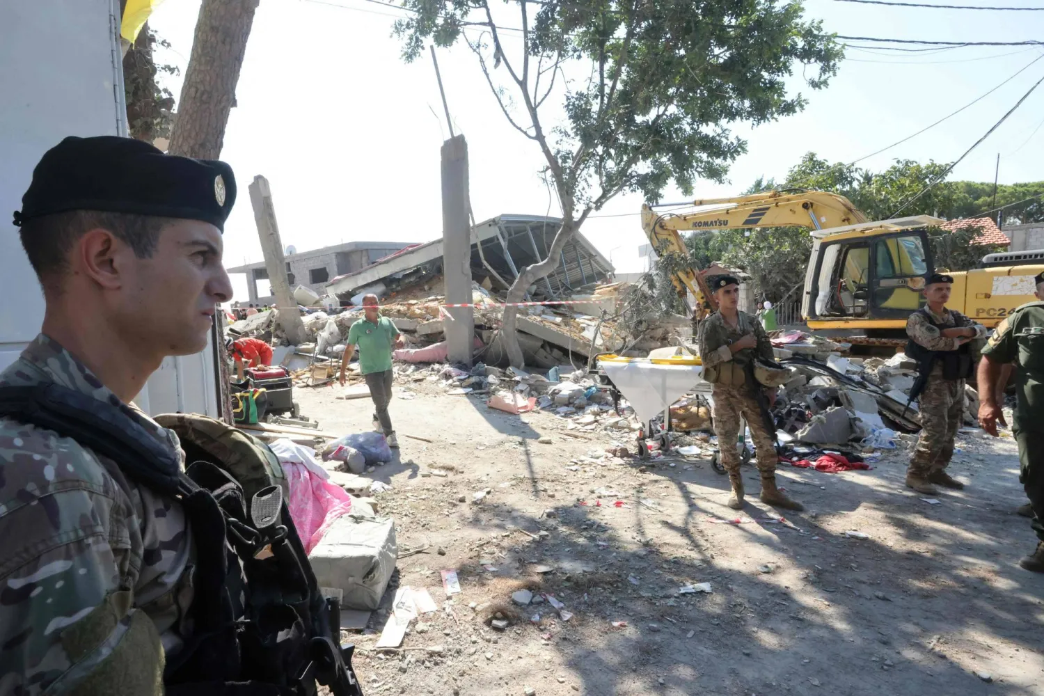 جندي لبناني إلى جانب موقع استهداف منزل في بلدة المعيصرة بجبل لبنان (أ.ف.ب)