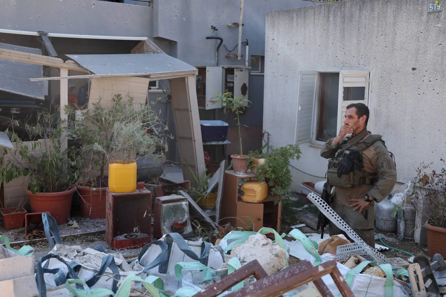 جندي إسرائيلي يتفقّد موقعاً استهدفته صواريخ «حزب الله» في شمال إسرائيل (أ.ف.ب)