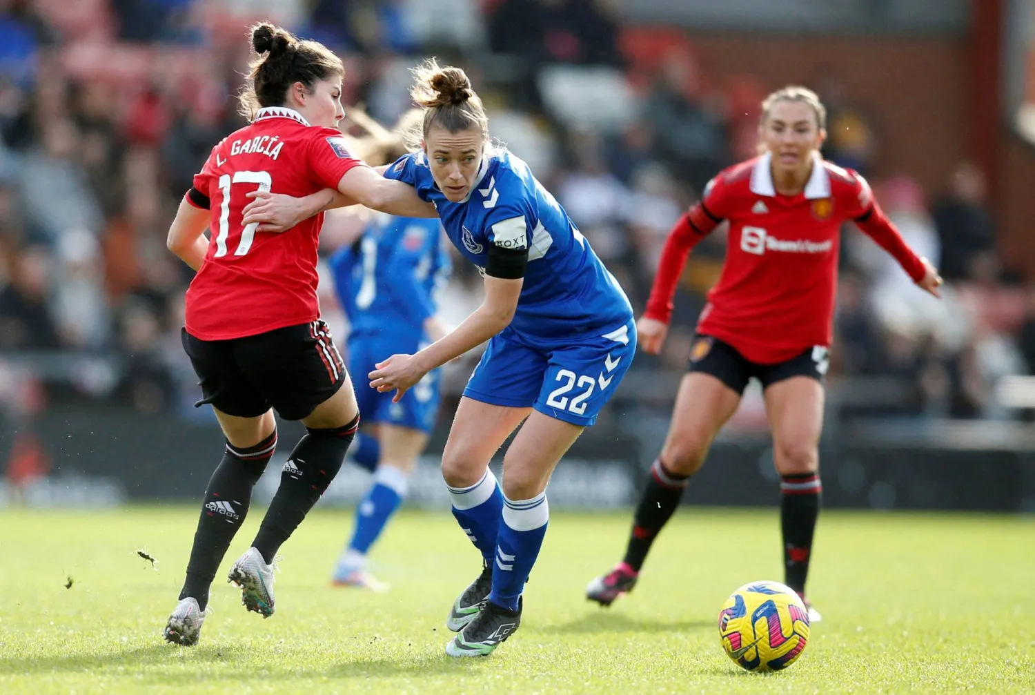 أورورا غالي لاعبة إيفرتون تراوغ لوسيا غارسيا لاعب مانشستر يونايتد في الدوري الإنجليزي للسيدات (رويترز)