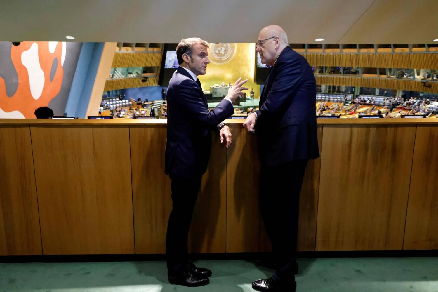 Macron'dan Şarku'l Avsat'a: Lübnan'daki durumu yatıştırma girişimi üzerinde ciddi bir şekilde çalışıyoruz