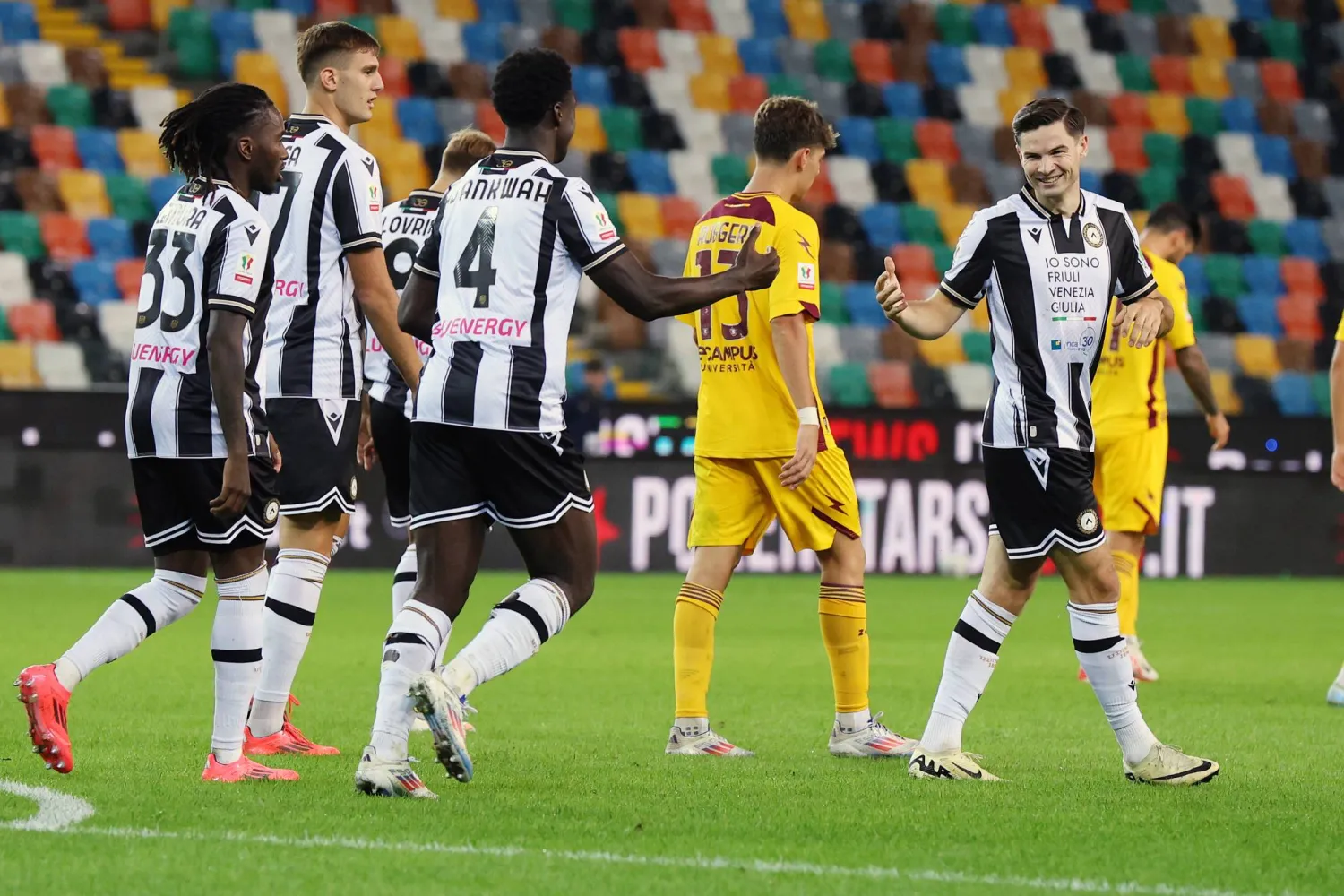 فرحة لاعبي أودينيزي بهدفهم الثالث في مرمى ساليرنيتانا (د.ب.أ) 