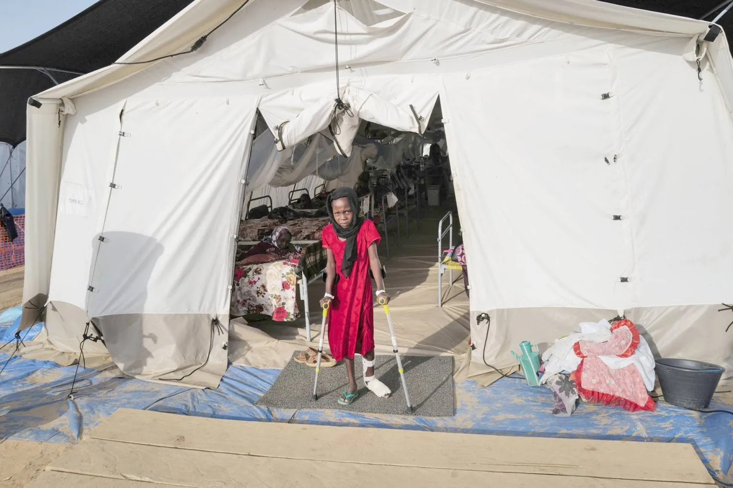 Sudan'da Sınır Tanımayan Doktorlar hastanesinin önünde Sudanlı bir kız (Reuters)