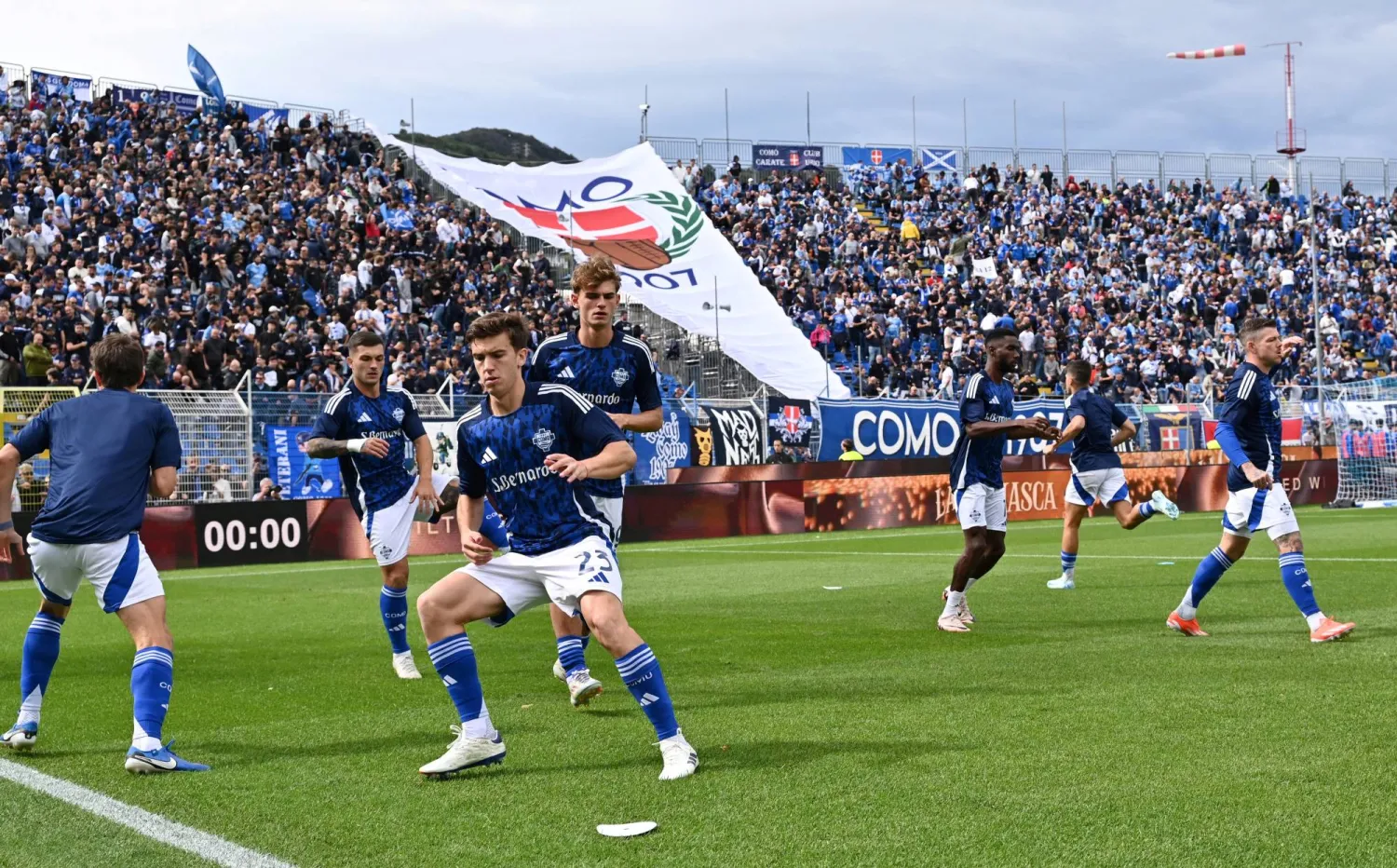 نادي كومو يعود هذا الموسم لدوري الأضواء بعد غياب 21 عاماً (رويترز)