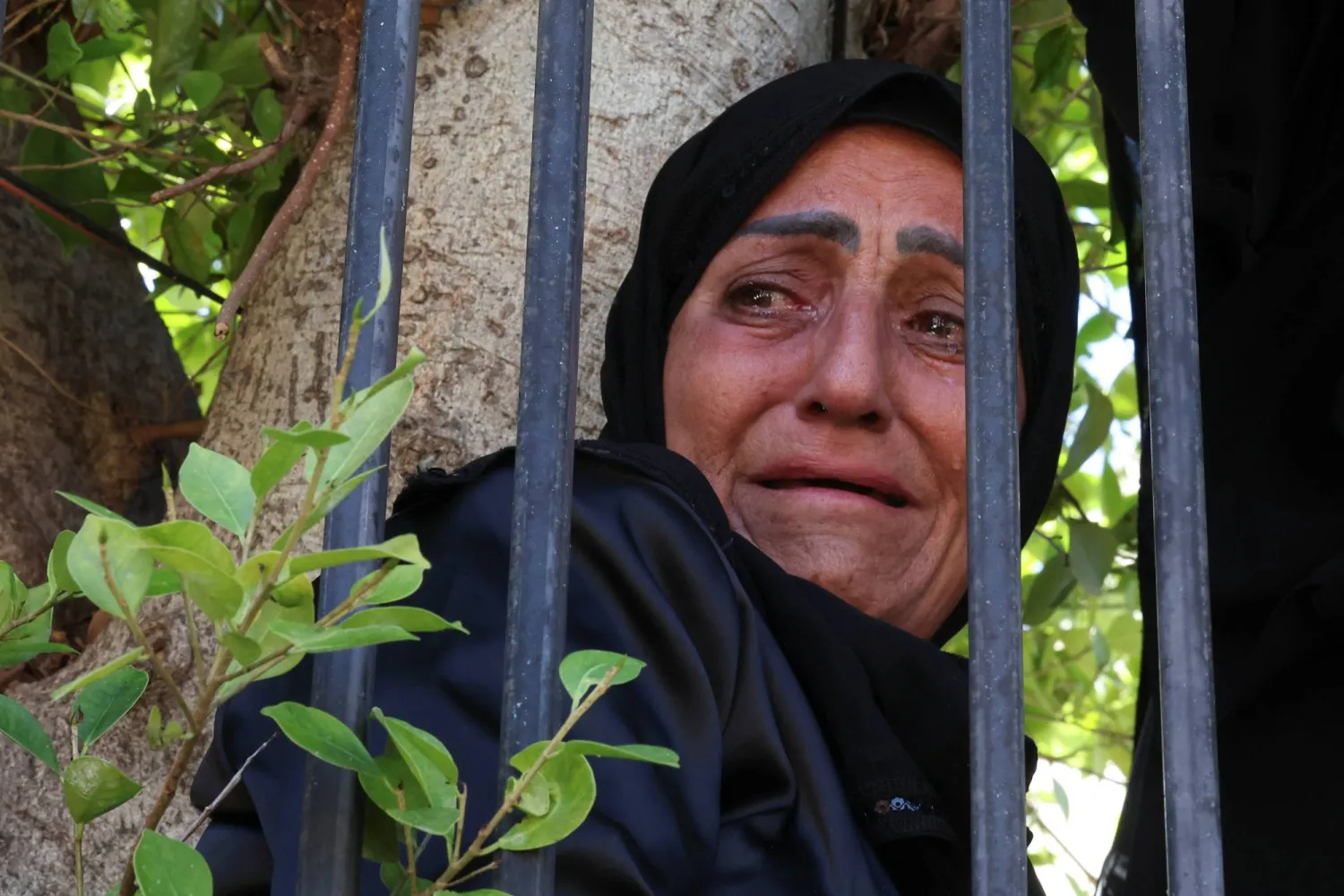 يعيش اللبنانيون حالة ترقّب في ظلّ إغلاق المدارس والجامعات وتحويل بعضها مراكز إيواء لعشرات آلاف الذين فروا من مناطق طالها القصف الإسرائيلي (أ.ف.ب)