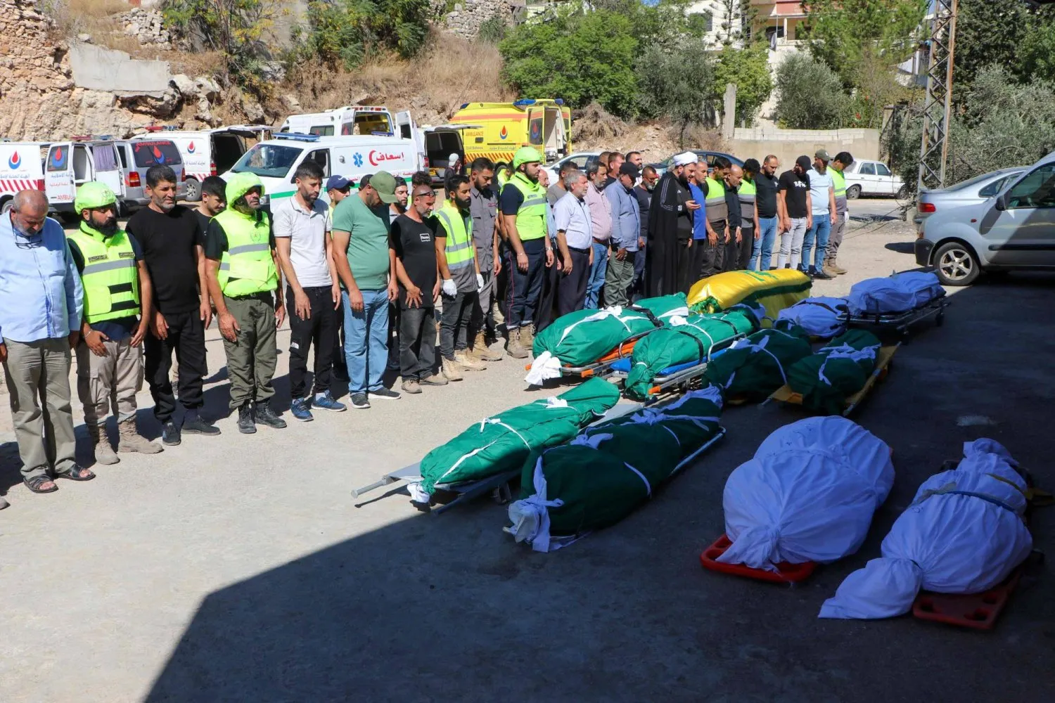 İsrail'in Lübnan'ın güneyini hedef alan hava saldırısında hayatını kaybeden bir ailenin cenaze namazı kılındı ​​(AFP)