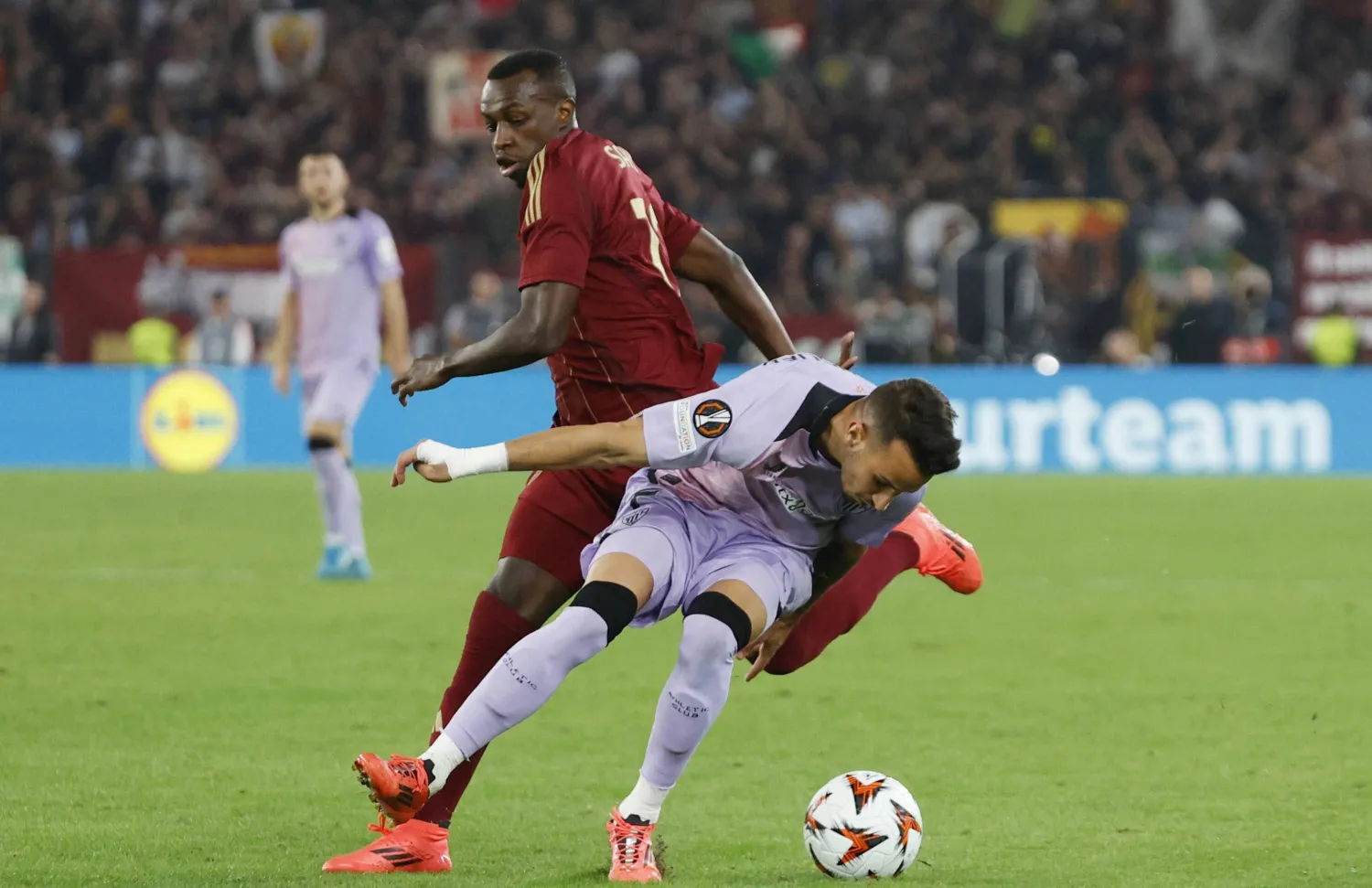 سعود عبدالحميد في مشاركته الرسمية الأولى مع روما خلال مواجهة بلباو في الدوري الأوروبي (رويترز)