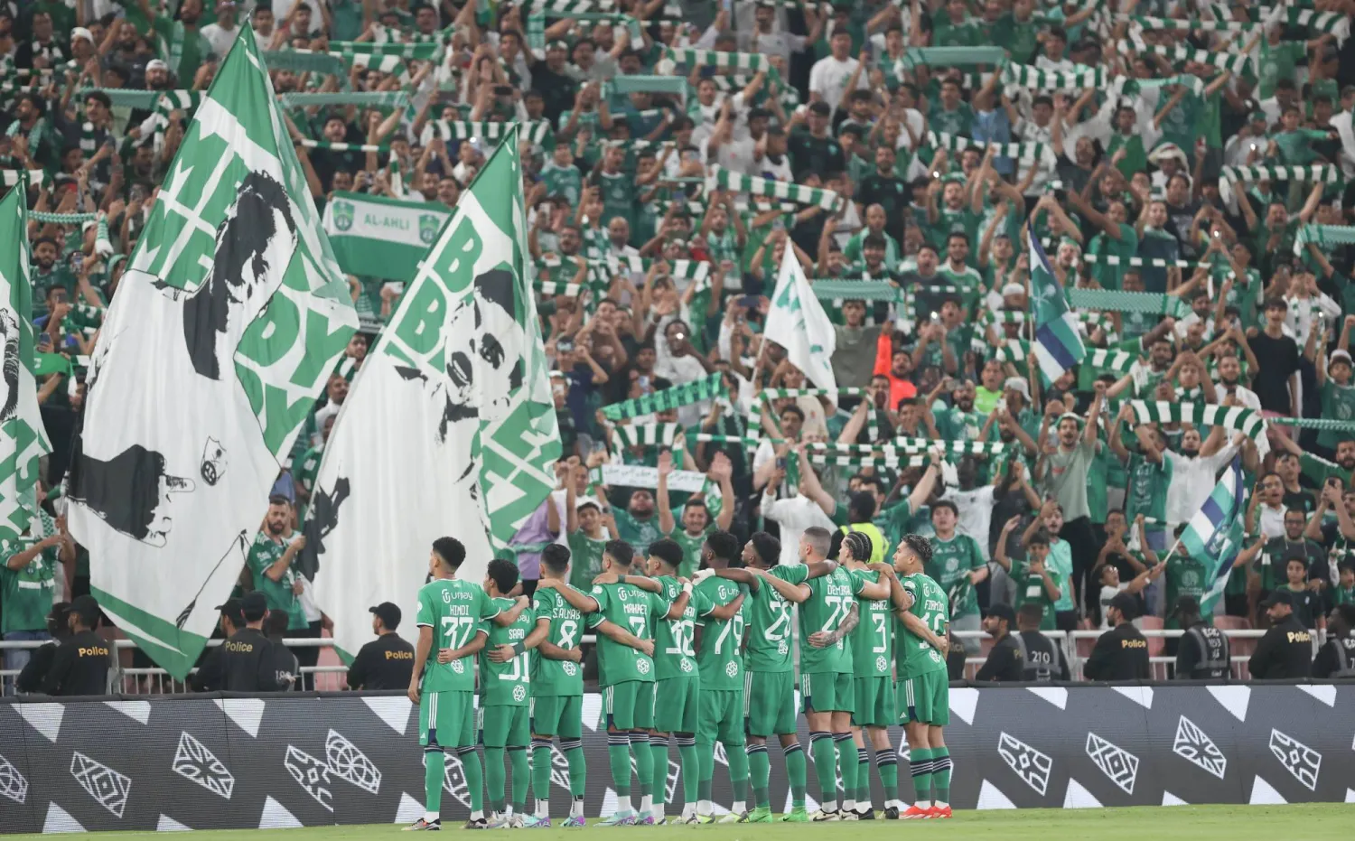 جماهير الأهلي تتأمل اعادة فريقها للمسار الصحيح لخوض المنافسات بشكل أقوى (تصوير: علي خمج)