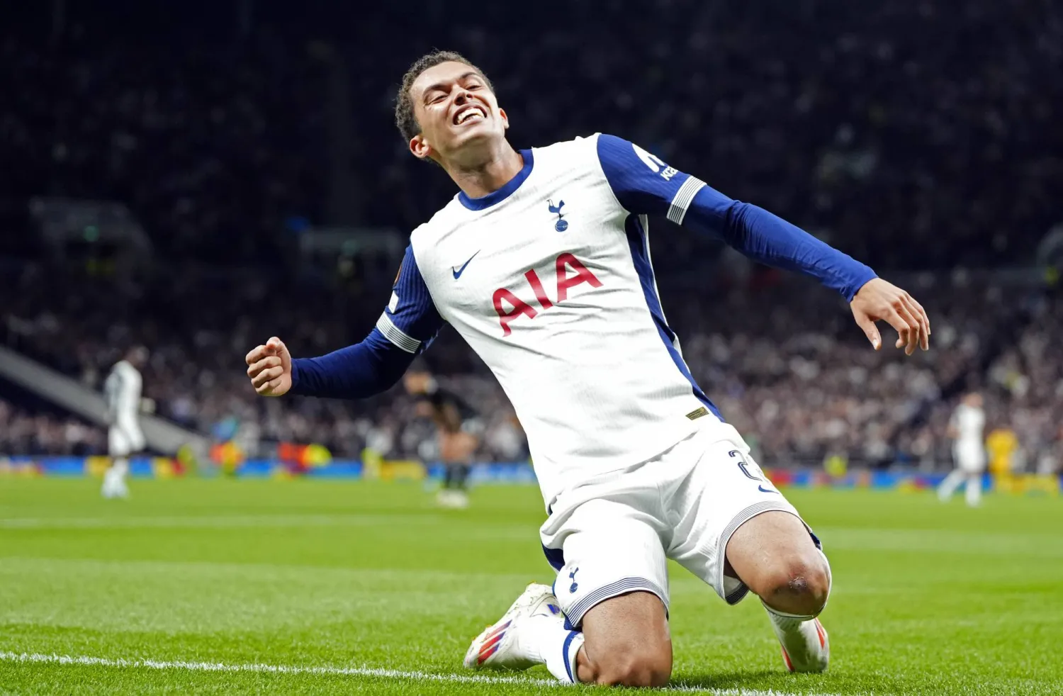 بيرنان جونسون نجم توتنهام افتتح التسجيل مبكراً رغم النقص (د.ب.أ)