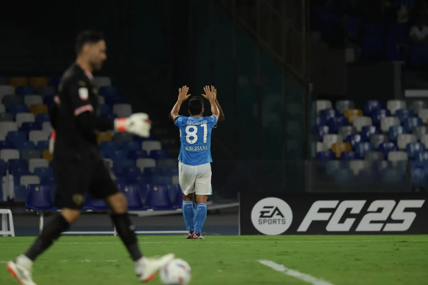 جياكومو راسبادوري مهاجم نابولي (د.ب.أ)