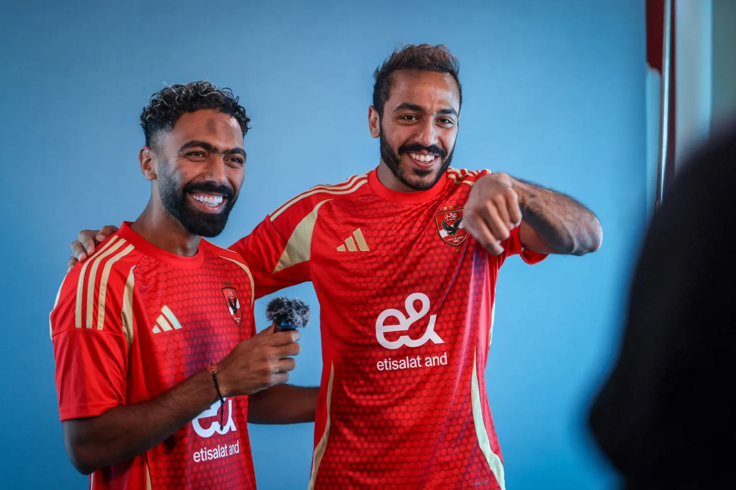 كهرباء وحسين الشحات لحظة تصوير أمس في الرياض (النادي الأهلي)