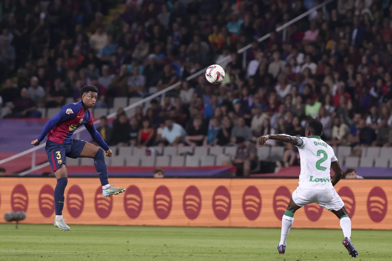 حرمان جماهير برشلونة من حضور مباراة خارج الأرض (د.ب.أ)