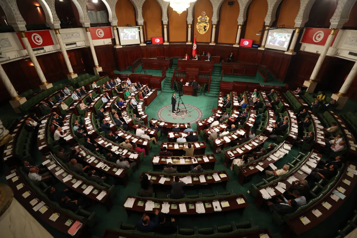 من أعمال الجلسة البرلمانية المخصصة للتصويت على تعديل جوهري في القانون الانتخابي (إ.ب.أ)