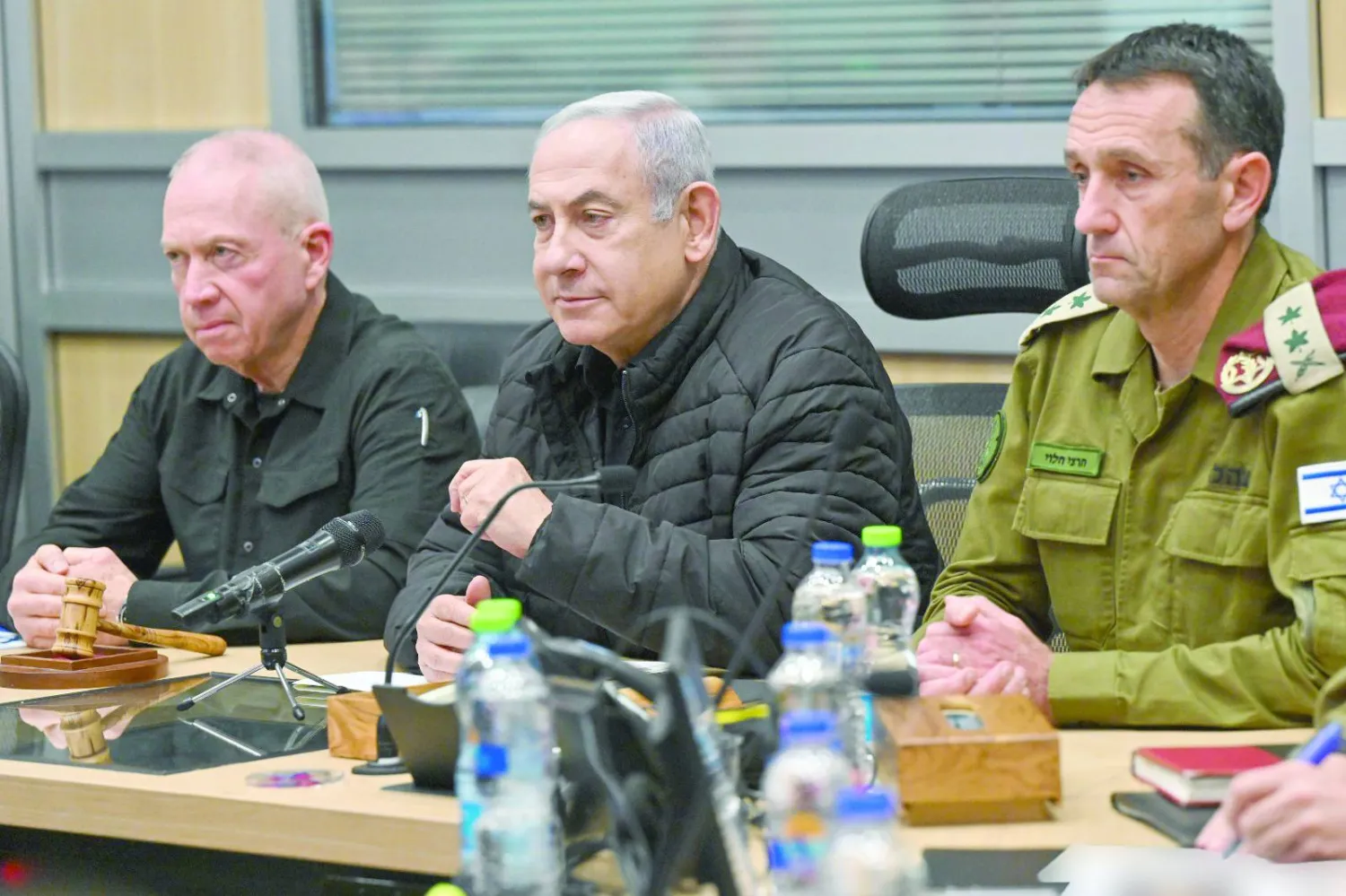 نتنياهو متوسطاً وزير الدفاع يوآف غالانت ورئيس الأركان هرتسي هاليفي (د.ب.أ)