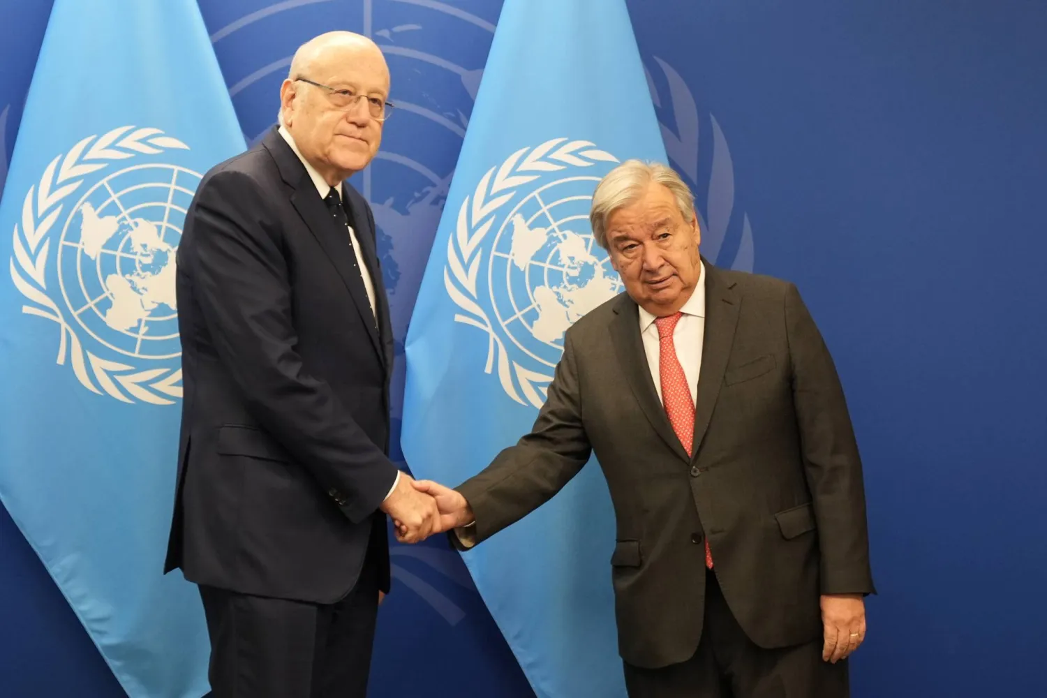 رئيس الوزراء اللبناني نجيب ميقاتي يصافح الأمين العام للأمم المتحدة أنطونيو غوتيريش (أ.ب)