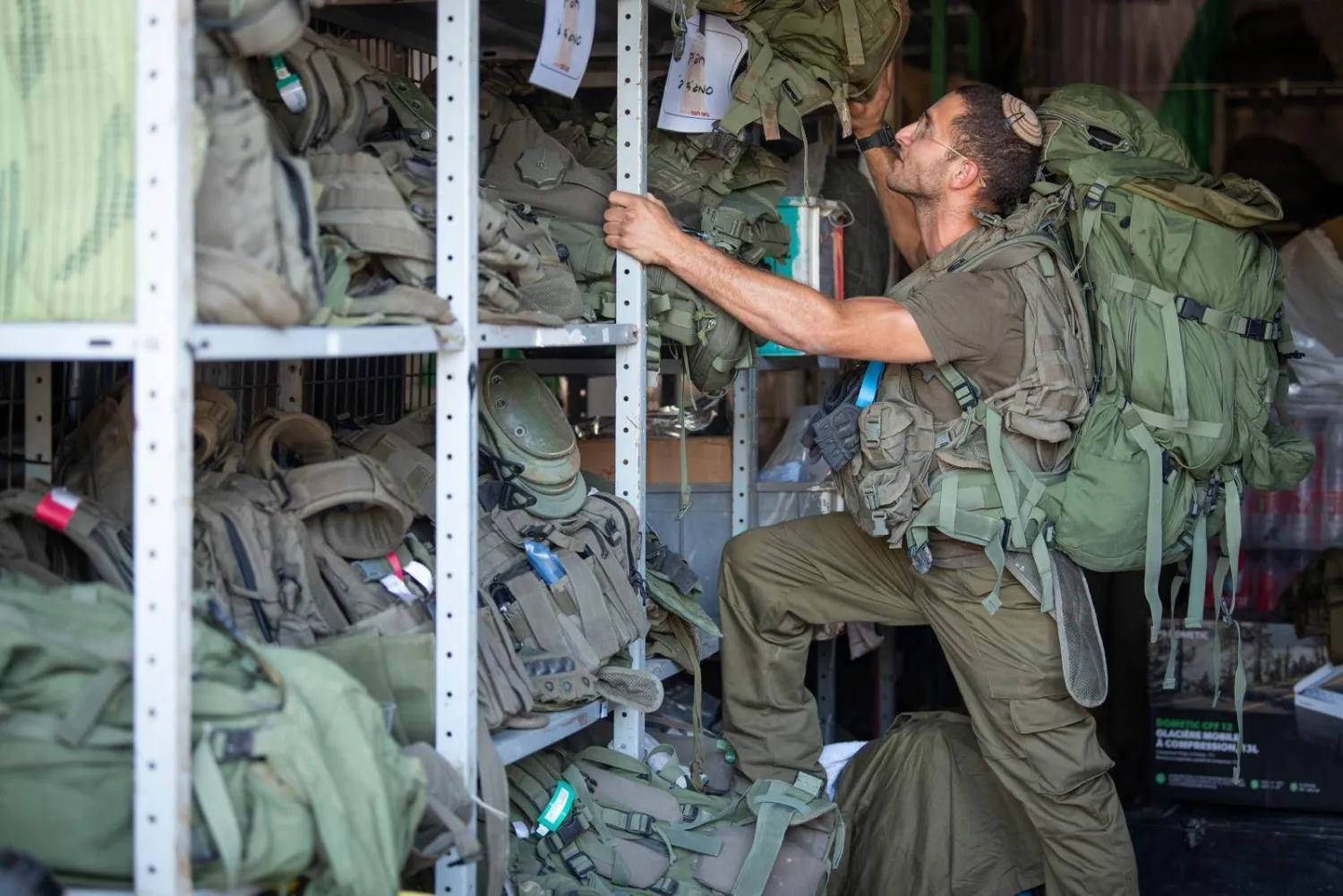 جندي إسرائيلي يكمل استعداداته خلال تعبئة ألوية احتياط في شمال إسرائيل (موقع الجيش الإسرائيلي)