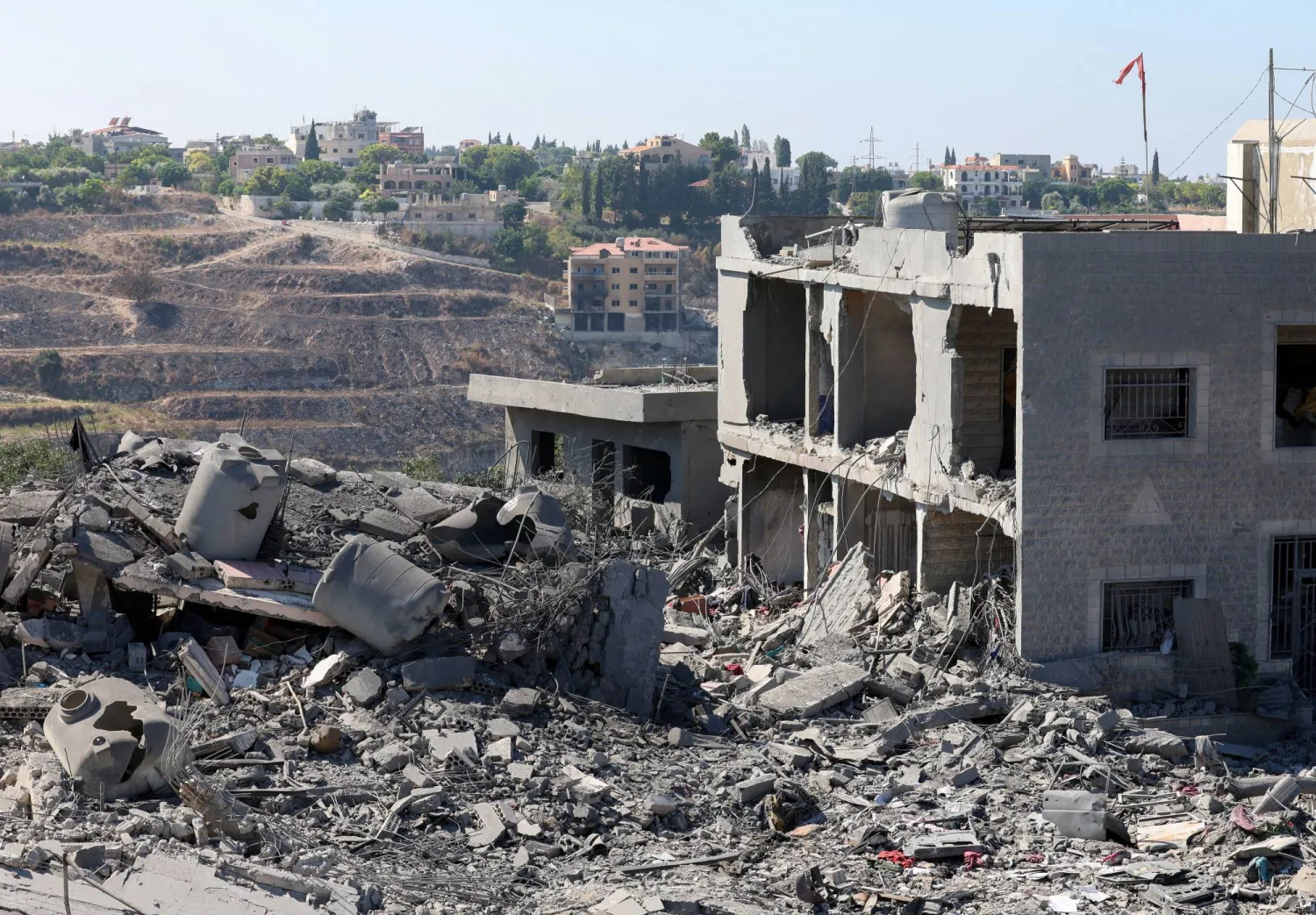 دمار جرّاء الغارات الإسرائيلية على السكسكية بجنوب لبنان (رويترز)