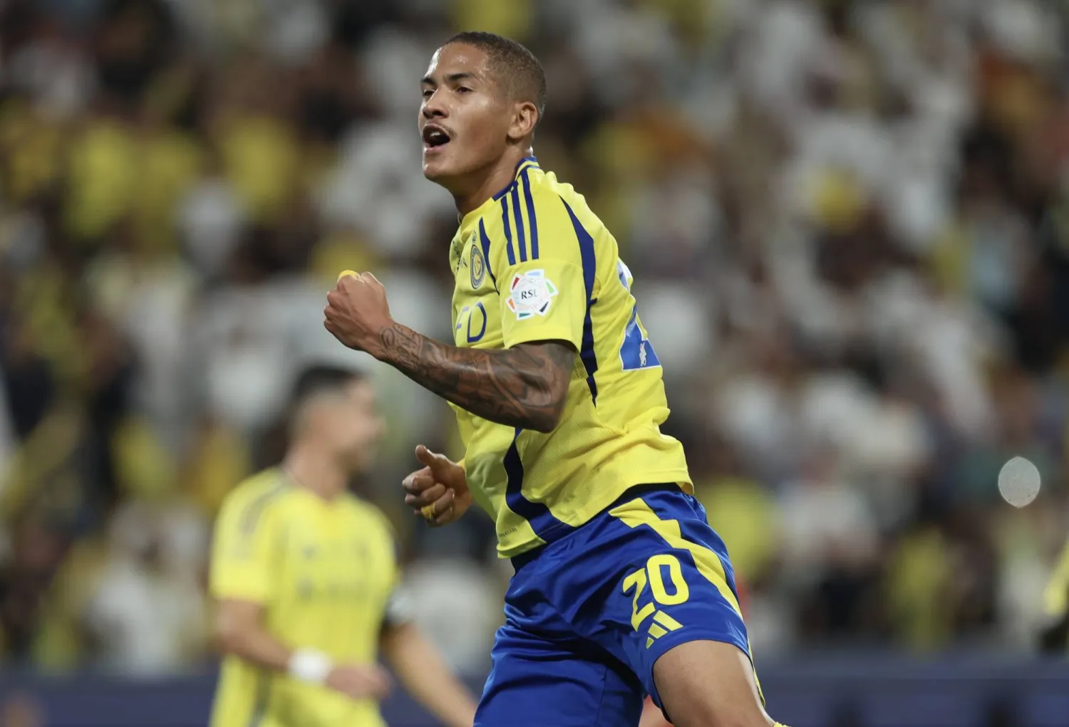 البرازيلي غابرييل محتفلاً بهدفه في مرمى الوحدة (تصوير: عبد العزيز النومان)