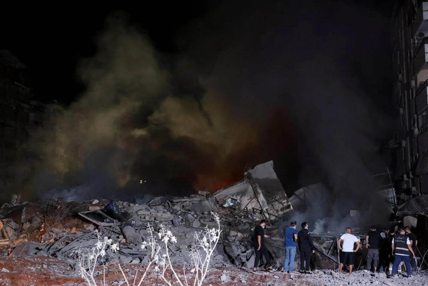  People inspect damage at the site of an Israeli strike, amid ongoing hostilities between Hezbollah and Israeli forces, in Beirut's southern suburbs, Lebanon September 27, 2024. (Reuters)