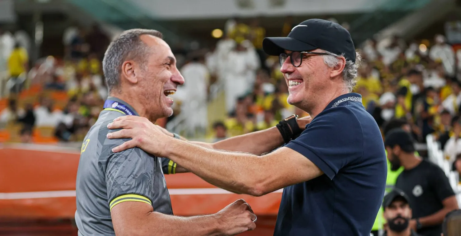 بلان مدرب الاتحاد رفقة دونيس مدرب الخليج قبل بدء المواجهة (الدوري السعودي) 