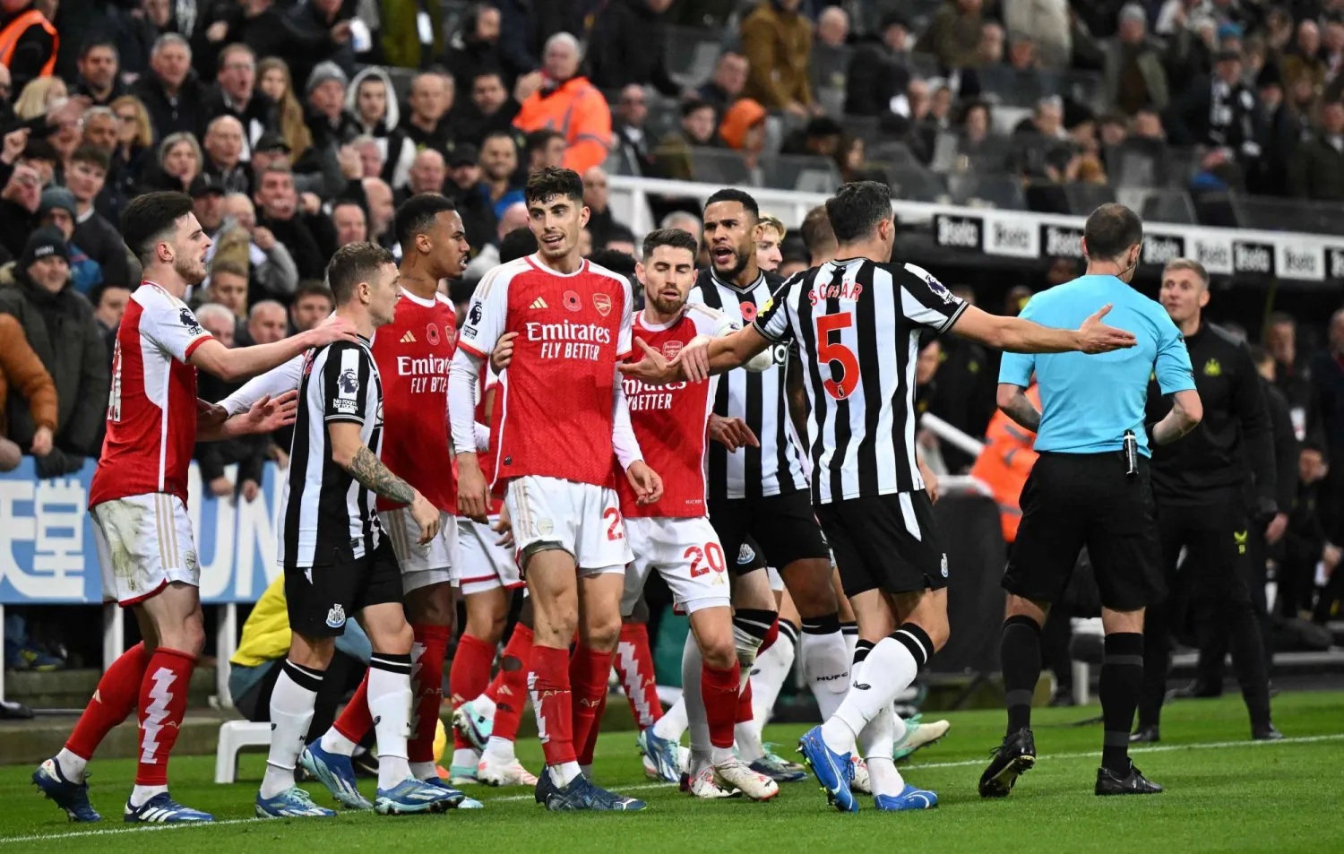 الحكام الإنجليز المميزون لن يتمكنوا من إدارة مباريات في الدوري السعودي ومنطقة الخليج بعد اليوم (أ.ف.ب)