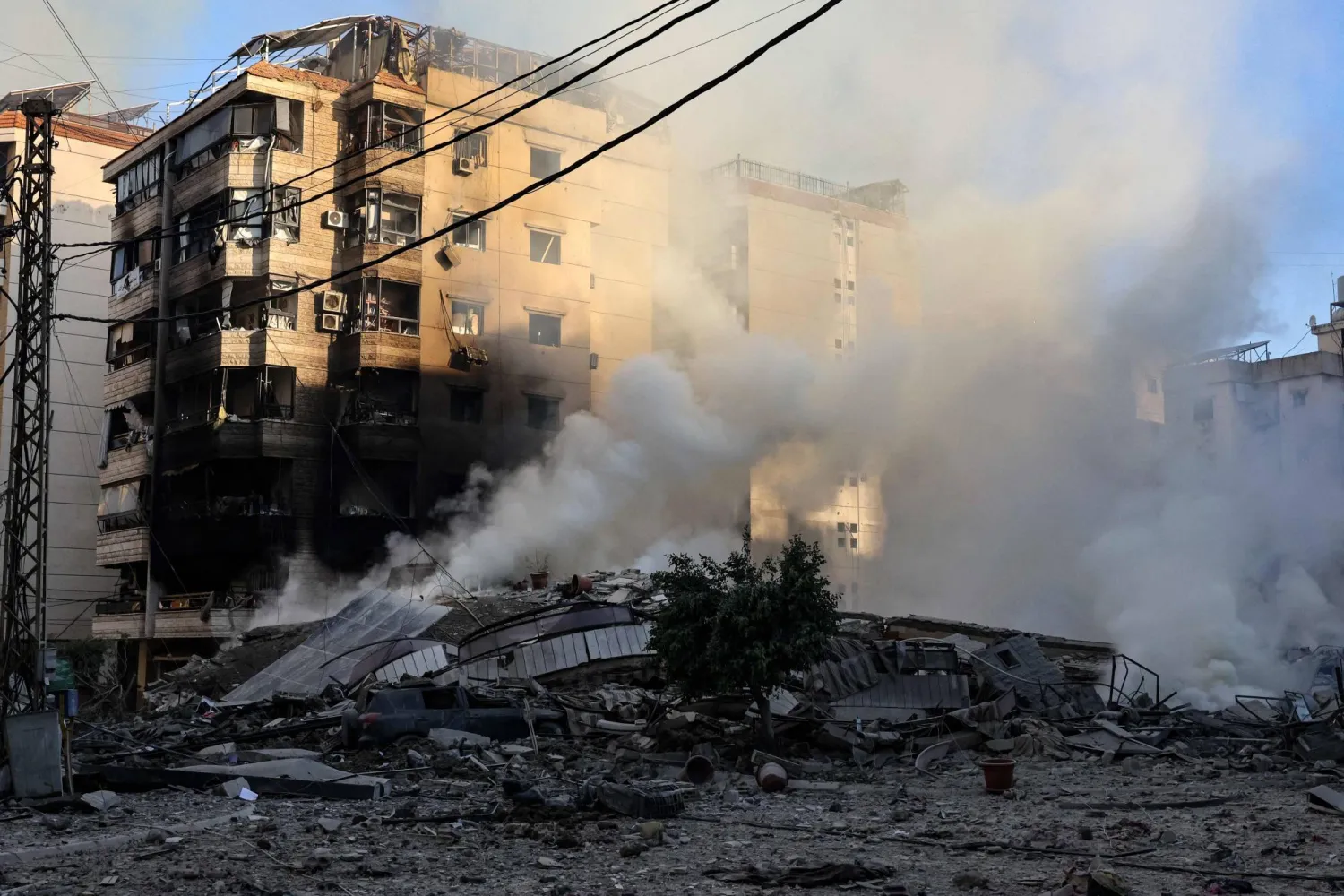 تصاعد الدخان من أنقاض مبنى دمره القصف الإسرائيلي ليلاً على الضاحية الجنوبية لبيروت (أ.ف.ب)