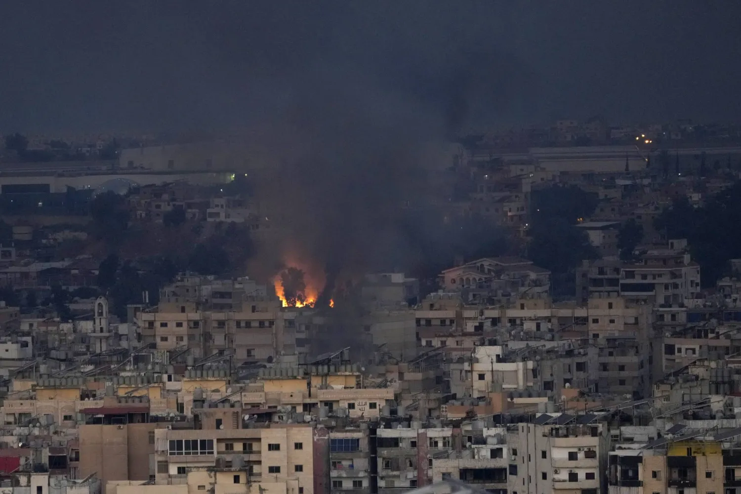 ألسنة اللهب تتصاعد جراء الغارات الجوية الإسرائيلية على منطقة سكنية تعد معقلا لــ«حزب الله» في الضاحية الجنوبية لبيروت (أ.ب)