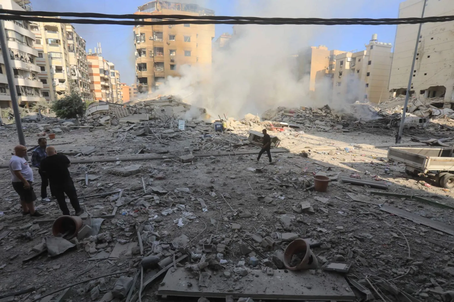 سكان يتفقدون الدمار في منطقة الحدث بالضاحية الجنوبية لبيروت بعد الغارات الجوية الإسرائيلية (أ.ف.ب)