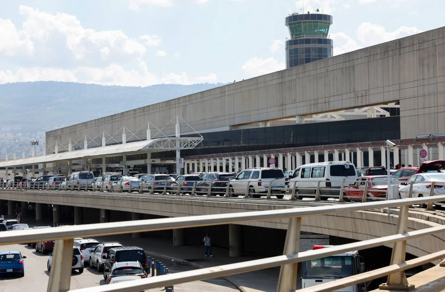 سيارات تسير خارج مطار رفيق الحريري الدولي في بيروت (رويترز)