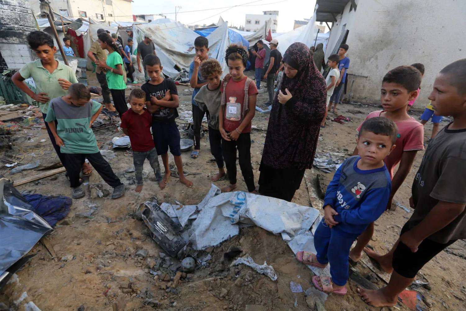 27 September 2024, Palestinian Territories, Deir El-Balah: People inspect damages after a reported overnight Israeli strike that hit tents used as temporary shelters by displaced Palestinians in the courtyard of the Al-Aqsa Martyrs hospital in Deir el-Balah in the central Gaza Strip. Photo: Omar Ashtawy/APA Images via ZUMA Press Wire/dpa