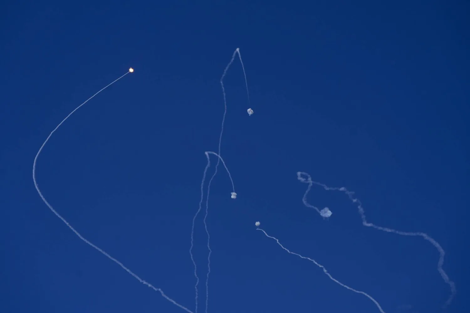 منظومة الدفاع الجوي الإسرائيلية (القبة الحديدية) تعترض الصواريخ التي أطلقت من لبنان (أ.ب)