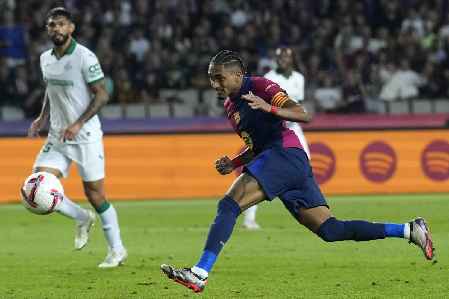 رافينيا يواصل التألق مع برشلونة هذا الموسم (إ.ب.أ)