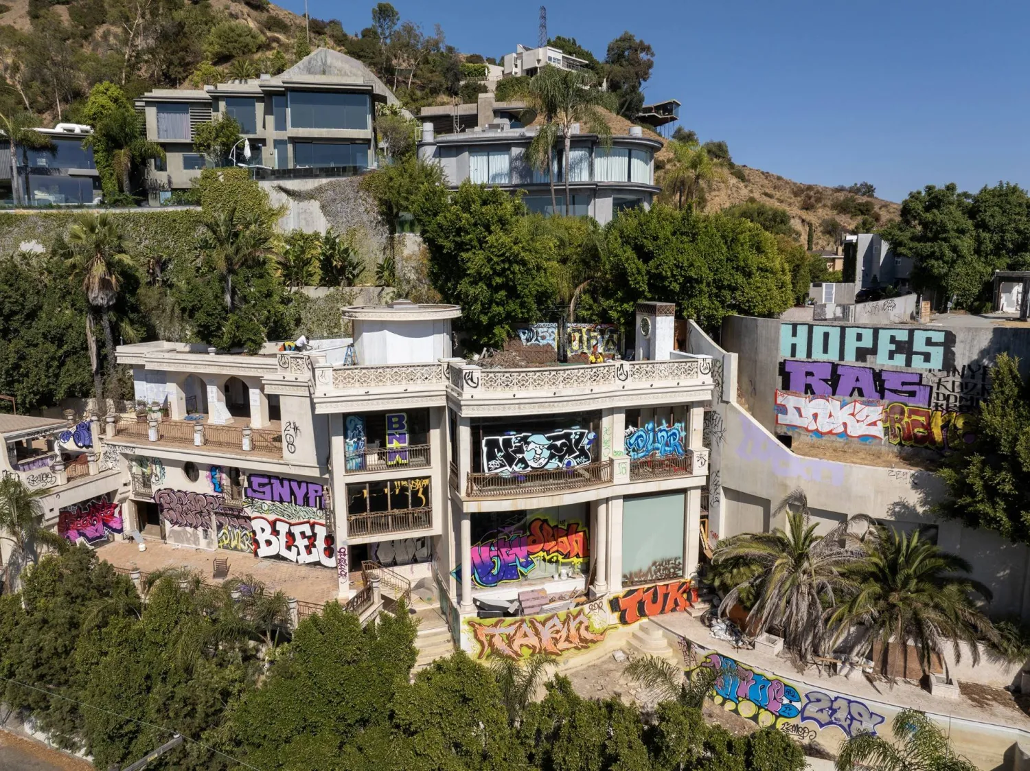 منظر جوي يُظهر قصراً من القصرين المغطيين بالغرافيتي (غيتي)