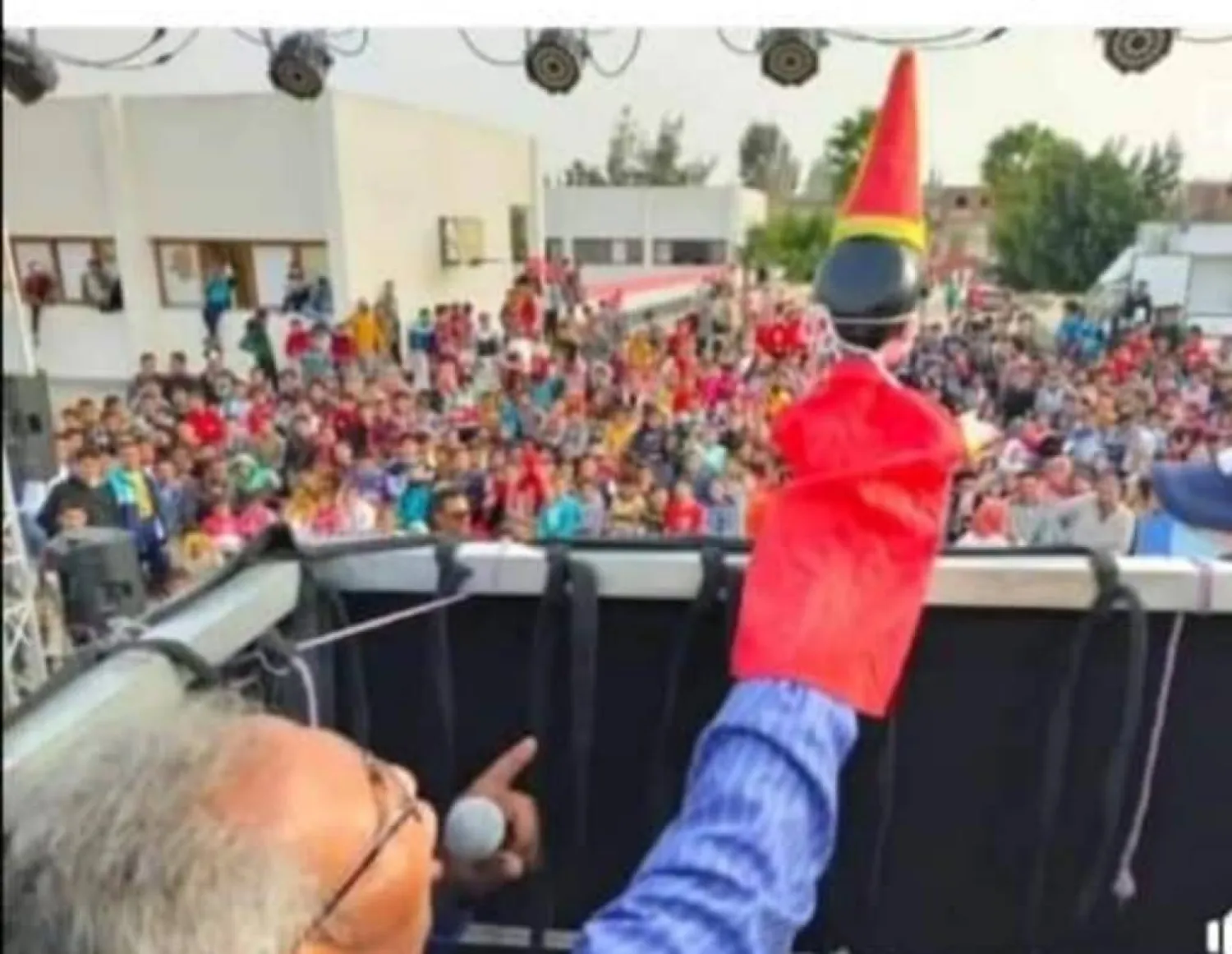 عبد التواب يقدم أحد عروض الأراجوز (الشرق الأوسط)