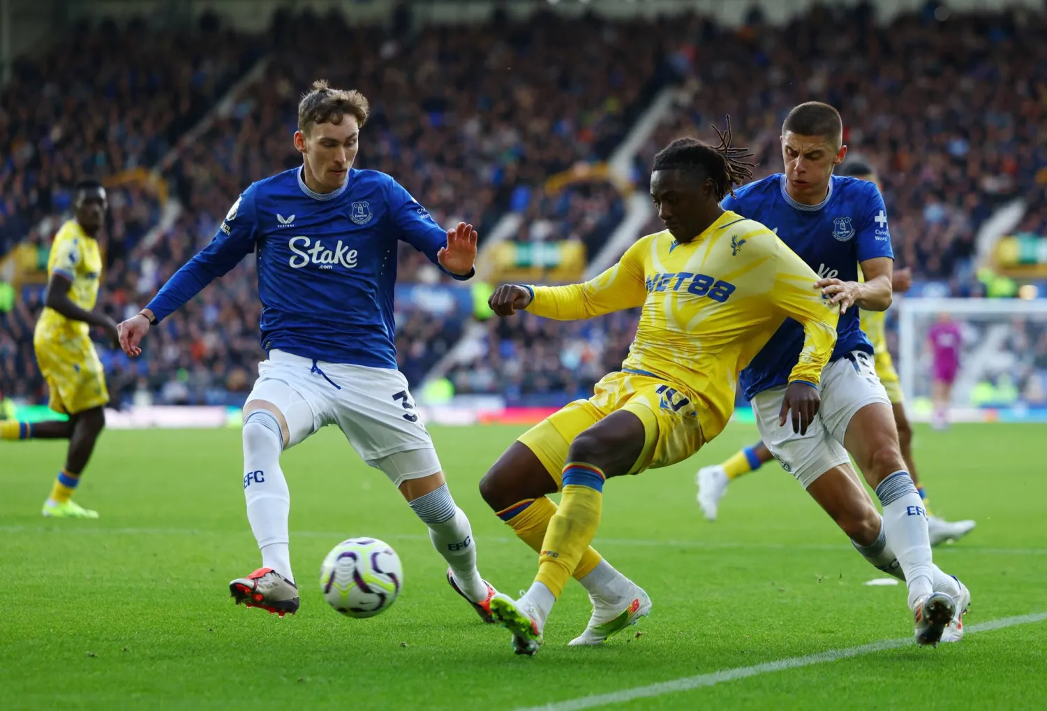 إيفرتون حقق أول انتصاراته على حساب كريستال بالاس (رويترز)