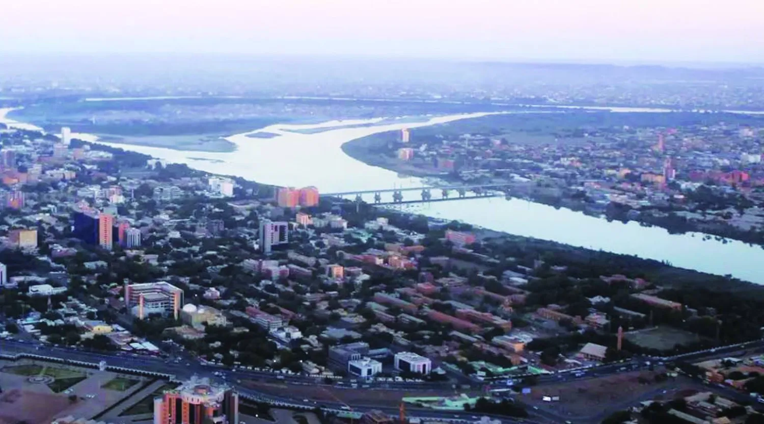 مشهد لأحد الجسور في العاصمة السودانية الخرطوم (أ.ف.ب)