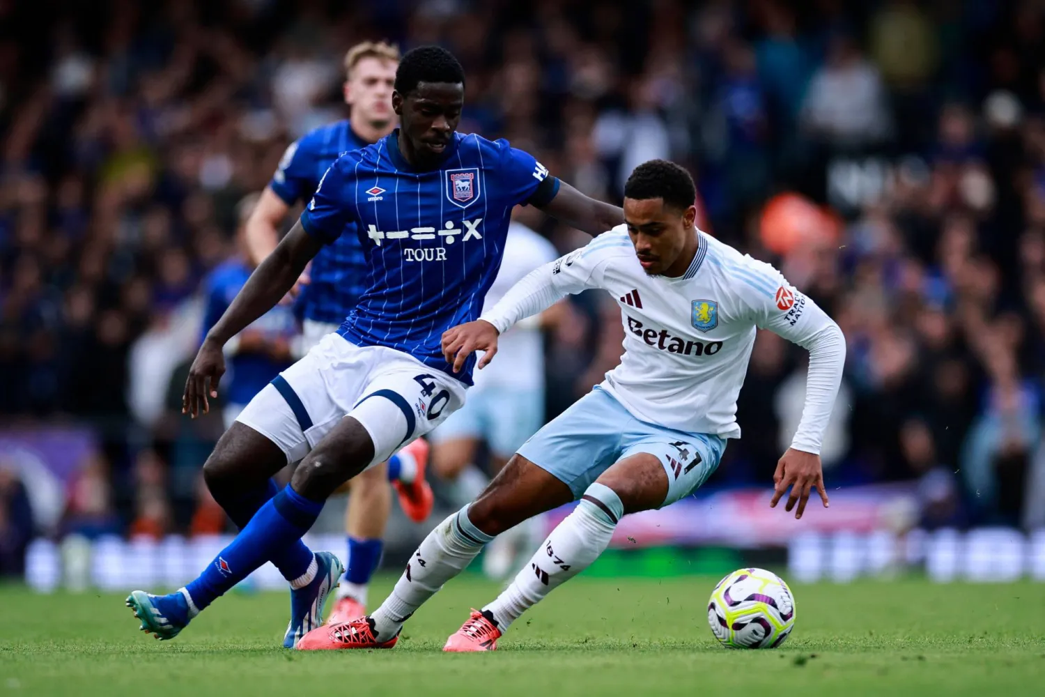 جانب من مباراة أستون فيلا وإيبسويتش (أ.ف.ب)