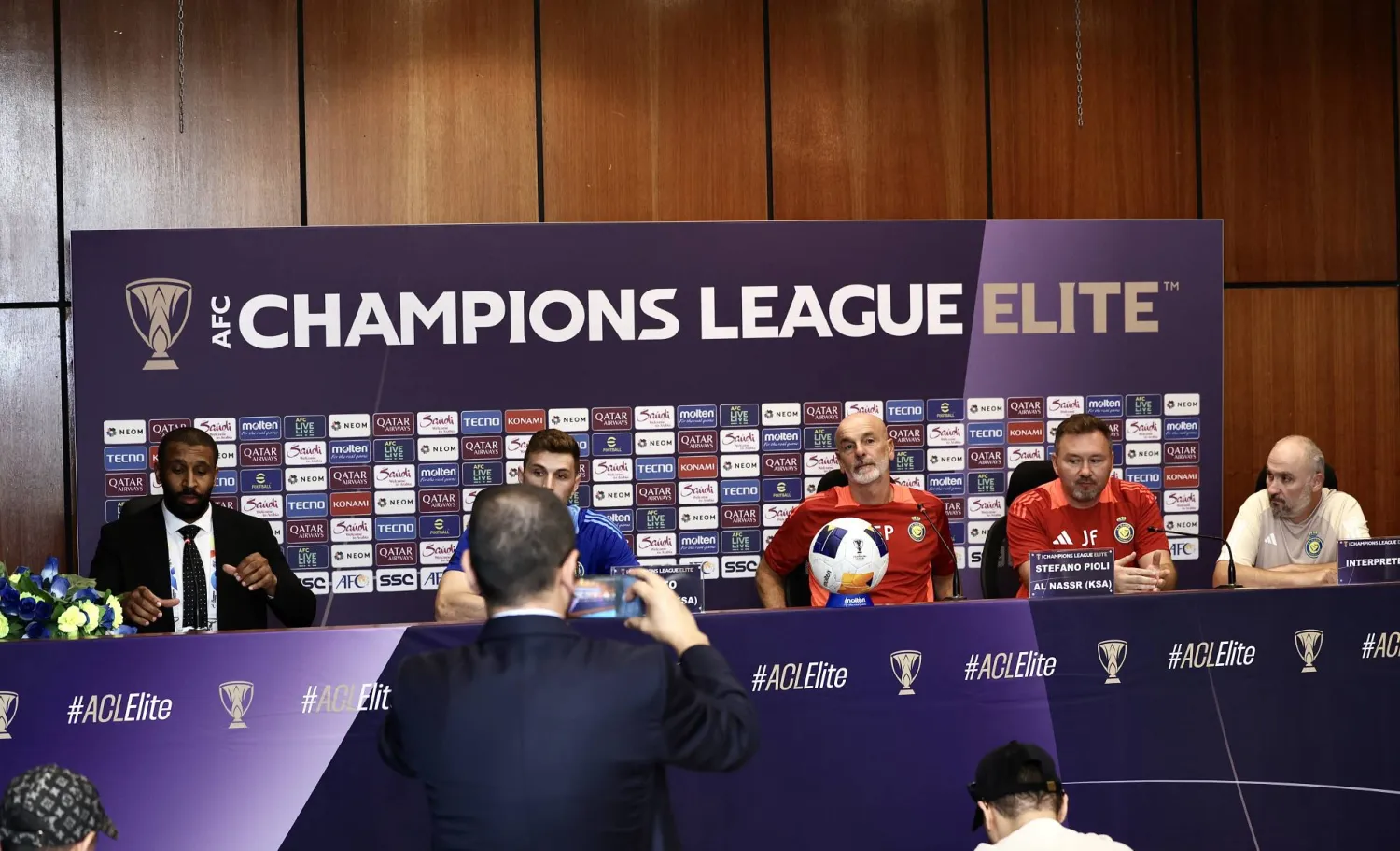 جانب من المؤتمر الصحافي لمدرب النصر (تصوير: عبد العزيز النومان)