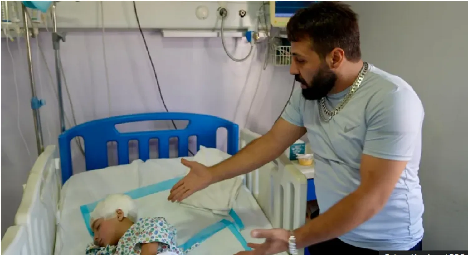 الطفلة نور ووالدها عبد الله في مستشفى الرياق اللبناني (بي بي سي)